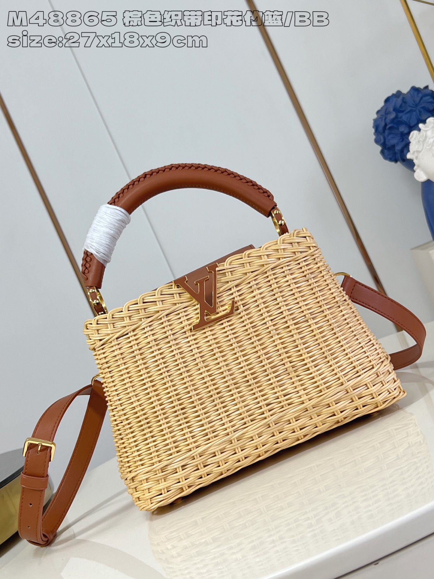NO:405188,【Exclusive real photo M48865 brown webbing printed bamboo basket/small】M26025 This Capucines BB handbag draws inspiration from the Picnic hard box launched by Louis Vuitton in 1892, full of a strong summer style. The rattan bag takes several days of craftsmanship to complete, leather trim and dazzling LV letters perfect details, crossbody, shoulder or hand-held 27 x 9 x 18 cm (height x width x length) N.1350,LV [original leather],louis vuitton,louis vuitton19860909【独家实拍 M48865棕色织带印花竹篮/小号】M26025 本款 Capucines BB手袋向路易威登于 1892 年推出的 Picnic 硬箱汲取灵感,洋溢浓郁夏日风情.藤条包身需要数天的匠心编织方可完成,皮革饰边和耀目 LV 字母完善细节,斜挎、肩背或手提皆宜 27 x 9 x 18厘米 (高 x 宽 x 长度) N.1350,LV【原厂皮】,louis vuitton,louis vuitton,Bag