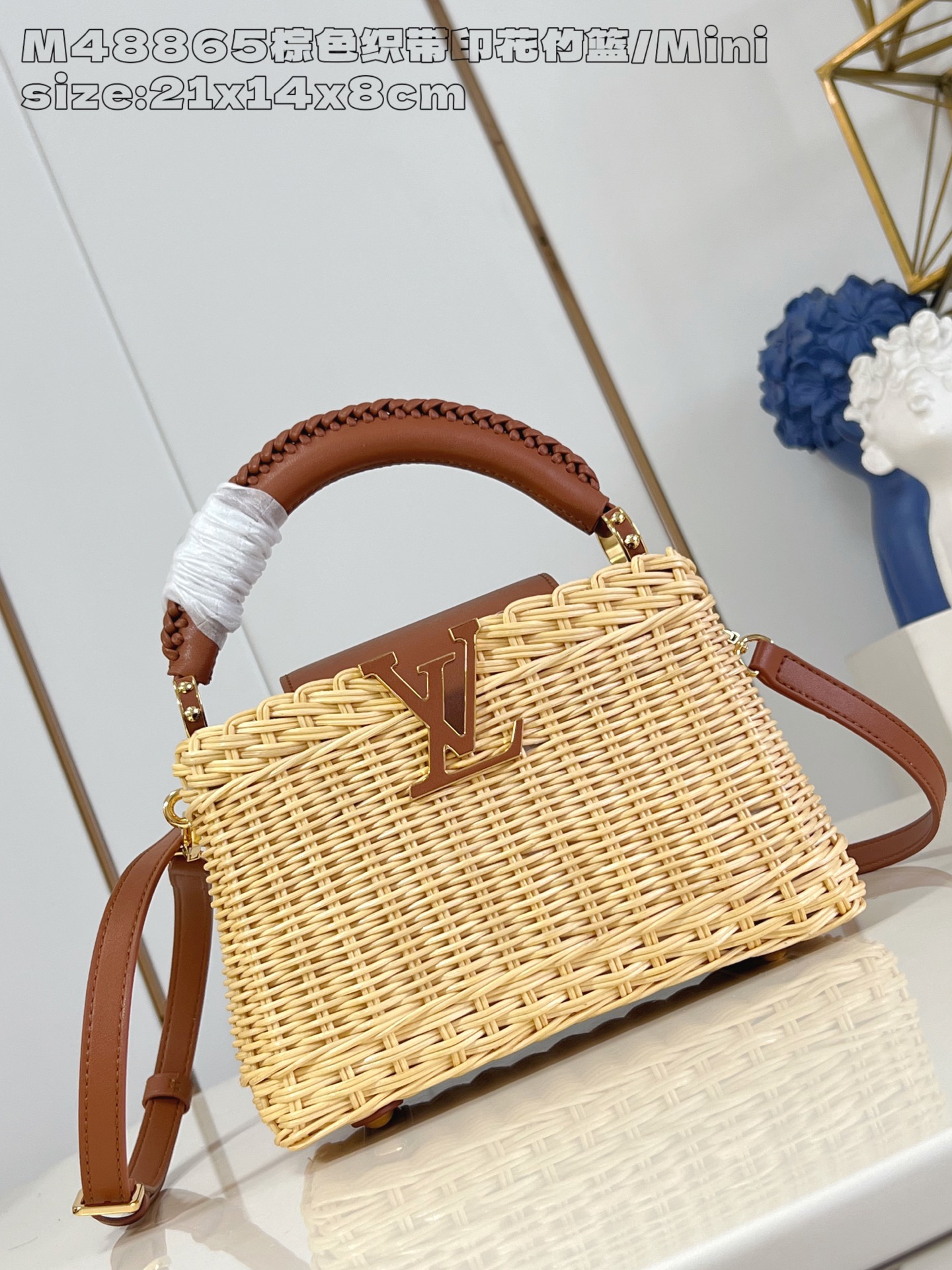 NO:405193,【Exclusive real photo M48865 brown webbing printed bamboo basket/mini】M14365 This Capucines mini handbag draws inspiration from the Picnic hard box launched by Louis Vuitton in 1892, and is full of a rich summer style. The rattan bag takes several days of craftsmanship to complete, leather trim and dazzling LV letters perfect details, crossbody, shoulder or hand-held 21 x 8 x 14 cm (height x width x length) N.1250,LV [original leather],louis vuitton,louis vuitton19860909【独家实拍 M48865棕色织带印花竹篮/迷你】M14365 本款 Capucines 迷你手袋向路易威登于 1892 年推出的 Picnic 硬箱汲取灵感,洋溢浓郁夏日风情.藤条包身需要数天的匠心编织方可完成,皮革饰边和耀目 LV 字母完善细节,斜挎、肩背或手提皆宜 21 x 8 x 14厘米 (高 x 宽 x 长度) N.1250,LV【原厂皮】,louis vuitton,louis vuitton,Bag