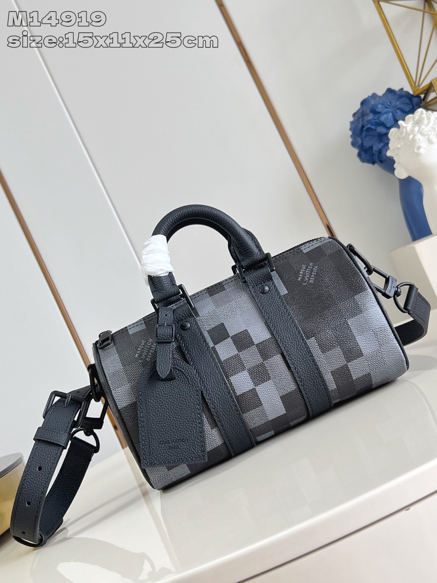 NO:405198,【Exclusive real photo M14919】This Keepall Bandoulière 25 handbag is made of Damoflage Black coated canvas, vividly recreating the Damier Graphite pattern under the creative aesthetic of Pharrell Williams. The classic checkered pattern presents a pixelated effect and creates a unique camouflage appearance in deep tones. The top handle and removable and adjustable shoulder straps offer a variety of portable options. 15 x 11 x 25 cm (height x width x length) M.650,LV [original leather],louis vuitton19860909【独家实拍 M14919】本款 Keepall Bandoulière 25 手袋取材 Damoflage Black 涂层帆布,生动再现 Pharrell Williams 创意美学下的 Damier Graphite 图案.经典格纹呈现像素化效果,并以深邃色调营造别致迷彩外观.顶部手柄与可拆卸并调节的肩带提供多种背携选择.15 x 11 x 25 厘米 (高 x 宽 x 长度) M.650,LV【原厂皮】,louis vuitton,Bag
