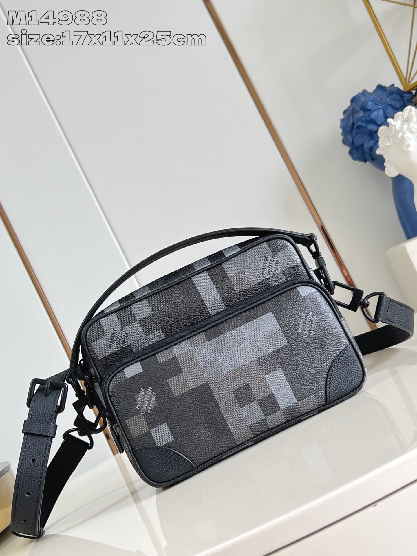 NO:405203,【Exclusive real shot M14988】This Nil postman bag is made of Pharrell Williams’ new interpretation of Damoflage Black canvas, which combines the designer’s new perspective with the brand’s traditional creativity, presenting a camouflage-like pixel effect Damier pattern. The zippered front pocket and main compartment are perfectly configured. 17.5 x 11 x 25 cm (height x width x length) M.700,LV [original leather],louis vuitton19860909【独家实拍 M14988】本款 Nil 邮差包取材 Pharrell Williams 焕新演绎的 Damoflage Black 涂层帆布,将设计师的新锐视角与品牌传统创意融合,呈现迷彩般的像素效果 Damier 图案.拉链前袋与主隔层完善功能构型.17.5 x 11 x 25 厘米 (高 x 宽 x 长度) M.700,LV【原厂皮】,louis vuitton,Bag