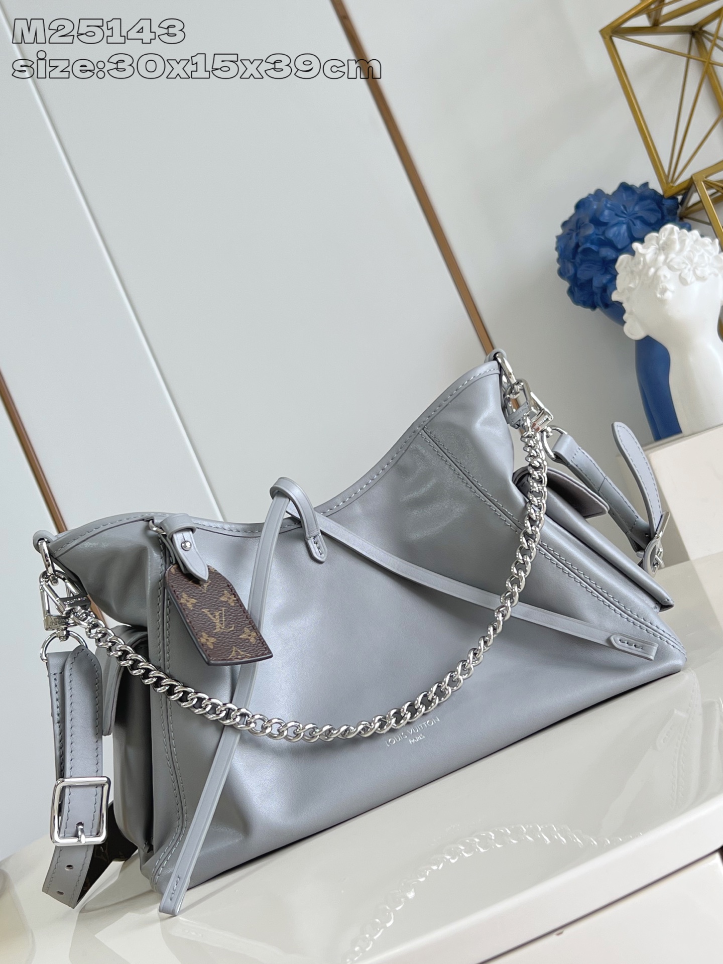 NO:405213,【Exclusive real photo M24861 Shark Gray】M12579 This CarryAll Cargo small handbag is dyed with smooth sheepskin leather. The new colors of the autumn and winter series complement the seasonal shape. The leather tie and dazzling metal parts are marked with exquisite details and can be detached. Monogram brand highlights the exquisite craftsmanship of the brand. 33.5 x 23 x 15 cm (length x height x width) Q.950,LV [original leather],louis vuitton,sheepskin19860909【独家实拍 M24861鲨鱼灰】M12579 本款 CarryAll Cargo 小号手袋为柔滑羊皮革浸染 秋冬系列的崭新色彩,与当季造型相得益彰.皮革系结和耀目金属件标注考究细节,可拆卸 Monogram 名牌彰显品牌精湛匠艺.33.5 x 23 x 15厘米 (长度 x 高 x 宽) Q.950,LV【原厂皮】,louis vuitton,sheepskin,Bag