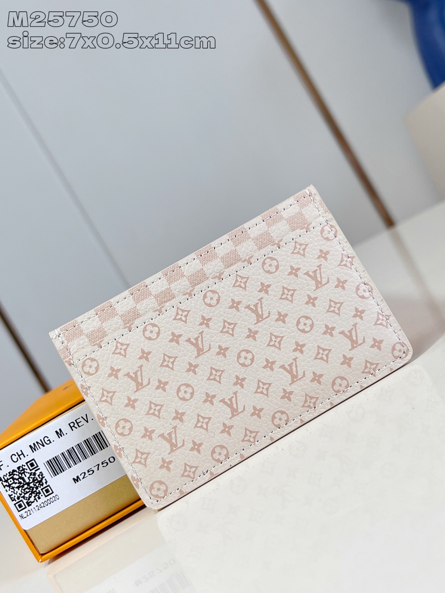 NO:405199,【Exclusive real photo M25750】This card clip is made of Monogram canvas and is simple and fashionable, which can easily be put into the pocket. It has a mezzanine inside to store credit card, transportation card or business card. 7 x 0.5 x 11 cm (height x width x length) C.200, LV [original leather], louis vuitton19860909【独家实拍 M25750】本款卡夹以 Monogram 帆布塑造简约时尚构型,可轻松收入口袋,内设夹层可收纳信用卡、交通卡或名片.7 x 0.5 x 11厘米 (高 x 宽 x 长度) C.200,LV【原厂皮】,louis vuitton,Bag