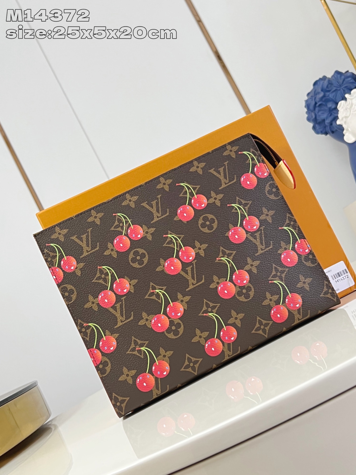 NO:405209,【Exclusive real shot M14372】This washbasket is made of classic Monogram coated canvas and is eye-catching and paving the cute cherry pattern of Louis Vuitton x Takashi Murakami replica series. The top zipper, washable lining and patch pockets perfect details. 25 x 5.5 x 20 cm (height x width x length) C.350,LV [original leather],louis vuitton,louis vuitton19860909【独家实拍 M14372】本款盥洗袋以经典 Monogram 涂层帆布塑造利落构型,瞩目铺陈路易威登 x 村上隆复刻系列的可爱樱桃图案.顶部莹泽拉链、可水洗内衬和贴袋完善考究细节.25 x 5.5 x 20厘米 (高 x 宽 x 长度) C.350,LV【原厂皮】,louis vuitton,louis vuitton,Bag