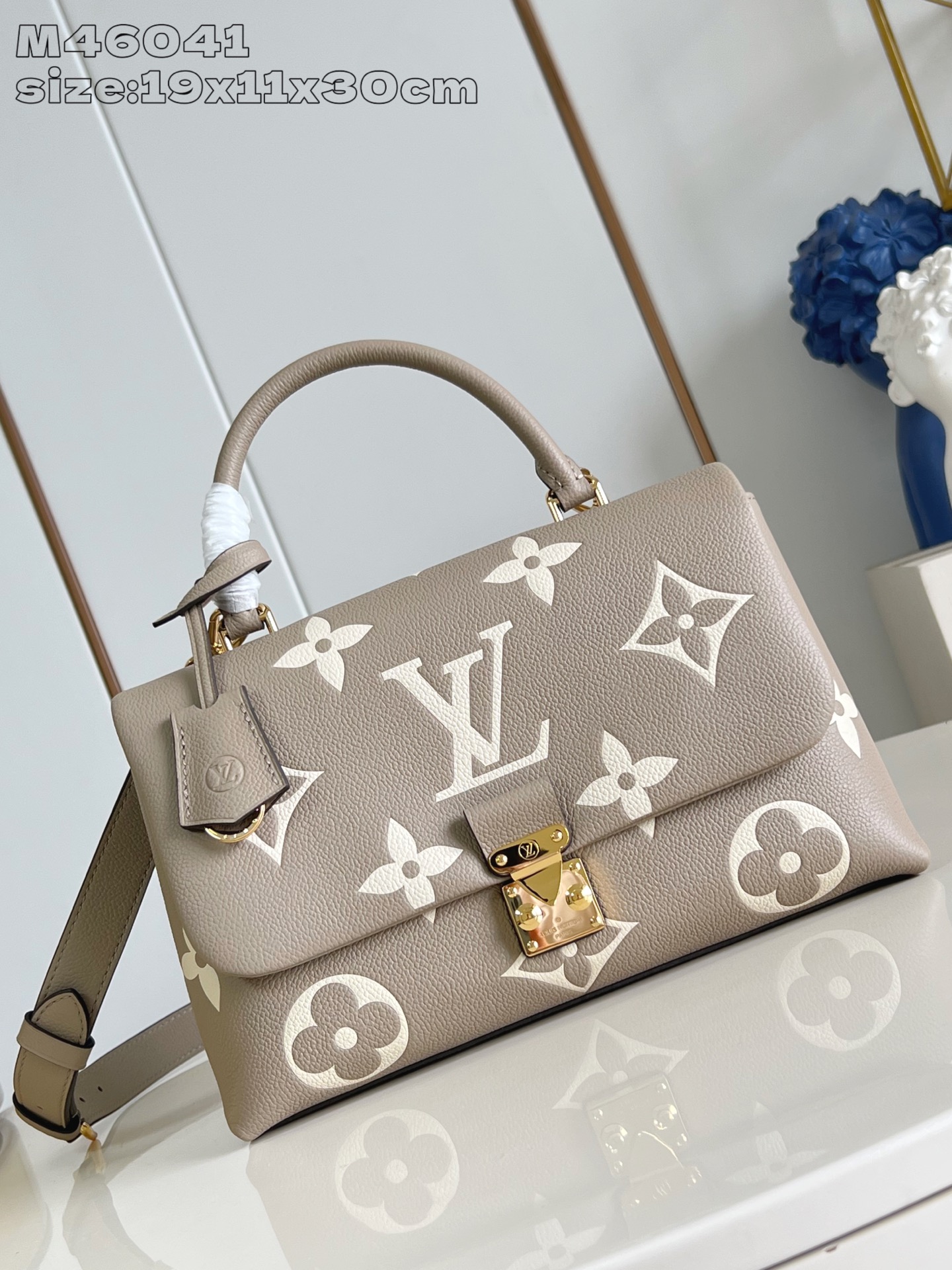 NO:405214,【Exclusive real photo M46041 gray silk screen】This Madeleine medium handbag is made of Monogram Empreinte cowhide leather, which presents large Monogram patterns with imprinting and printing. The classic S-lock lock and leather key bag highlights the brand's heritage, abundant space, close-fitting configuration and multiple carrying methods to make business or leisure choices. 19.5 x 11 x 30 cm (height x width x length) Q.950,LV [original leather],louis vuitton,cowhide19860909【独家实拍 M46041灰丝印】本款 Madeleine 中号手袋取材 Monogram Empreinte 牛皮革,以压印和印花工艺呈现大号 Monogram 图案.经典 S-lock 锁扣和皮革钥匙包彰显品牌传承,充裕空间、贴身构型和多种背携方式成就商务或休闲佳选.19.5 x 11 x 30 厘米 (高 x 宽 x 长度) Q.950,LV【原厂皮】,louis vuitton,cowhide,Bag