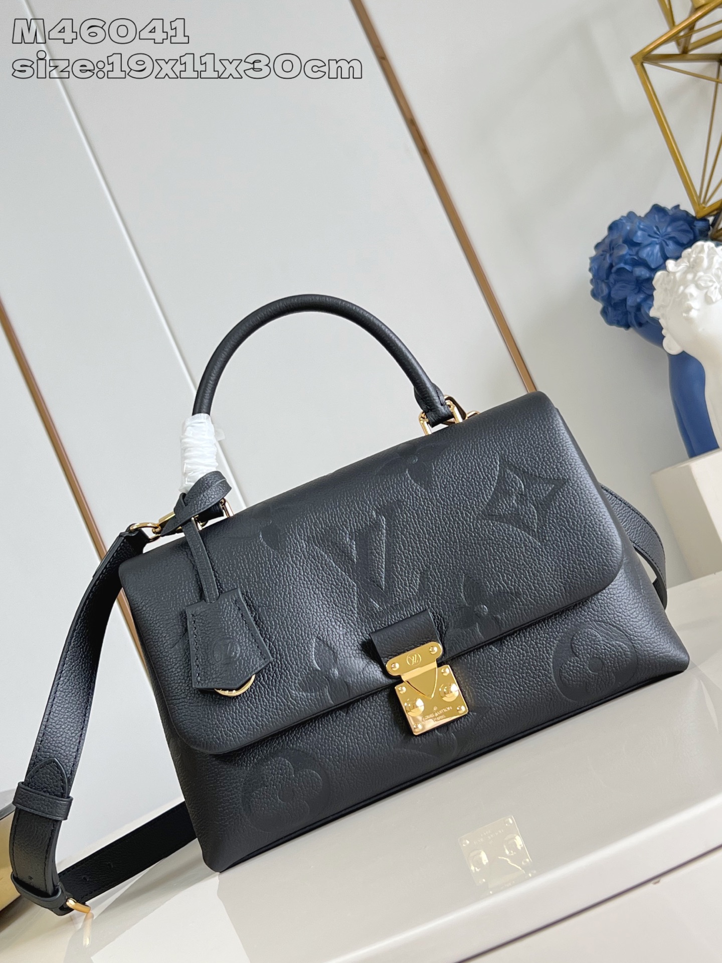 NO:405215,【Exclusive real photo M46041 black silk screen】This Madeleine medium handbag is made of Monogram Empreinte cowhide leather, which presents large Monogram patterns with imprinting and printing. The classic S-lock lock and leather key bag highlights the brand's heritage, abundant space, close-fitting configuration and multiple carrying methods to make business or leisure choices. 19.5 x 11 x 30 cm (height x width x length) Q.950,LV [original leather],louis vuitton,cowhide19860909【独家实拍 M46041黑丝印】本款 Madeleine 中号手袋取材 Monogram Empreinte 牛皮革,以压印和印花工艺呈现大号 Monogram 图案.经典 S-lock 锁扣和皮革钥匙包彰显品牌传承,充裕空间、贴身构型和多种背携方式成就商务或休闲佳选.19.5 x 11 x 30 厘米 (高 x 宽 x 长度) Q.950,LV【原厂皮】,louis vuitton,cowhide,Bag