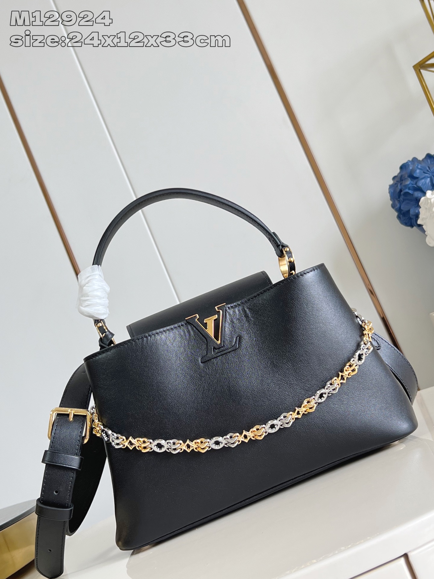 NO:405219,【Exclusive real photo M12924 black】This Capucines Souple medium handbag is made of soft grain cowhide leather, decorated with an iconic key bag and chic gemstone finishing touch. The flap can be installed or in-house to open up plenty of space, allowing mobile phones and other daily trends to accompany each other. It is suitable for both portable and shoulders 24 x 12 x 33 cm (height x width x length) J.1500,LV [original leather],louis vuitton,cowhide19860909【独家实拍 M12924黑】本款 Capucines Souple 中号手袋取材柔软粒面牛皮革,以标志性钥匙包和别致宝石装饰点睛一隅.可外置或内收的翻盖开启充裕空间,令手机等日常所需潮流随行.手提或肩背皆宜 24 x 12 x 33厘米(高 x 宽 x 长度) J.1500,LV【原厂皮】,louis vuitton,cowhide,Bag