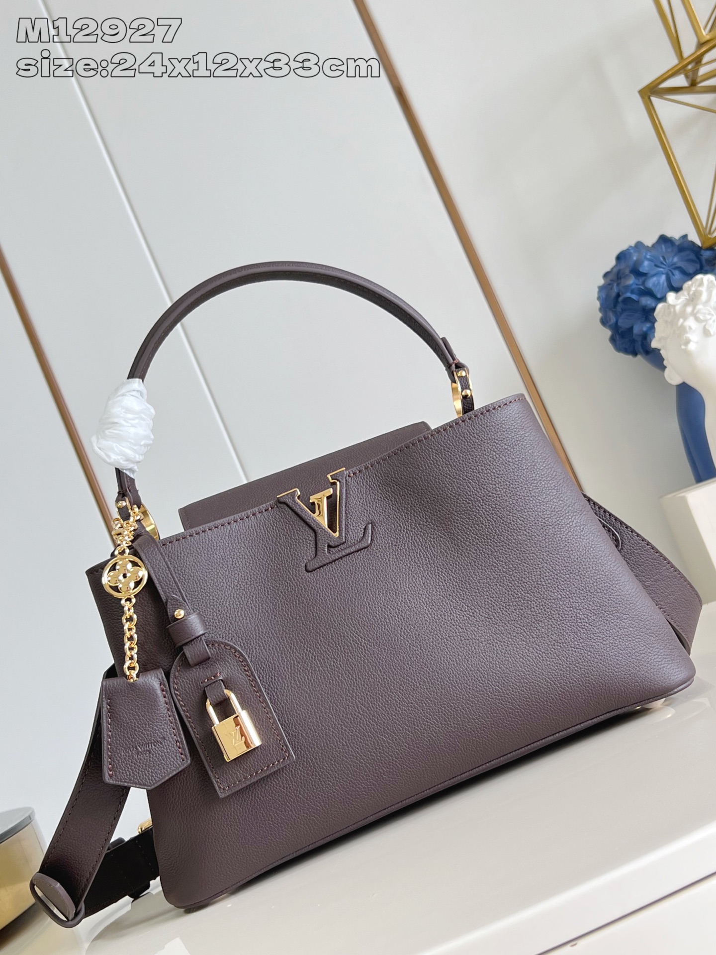 NO:405223,【Exclusive real photo M12927 chocolate】This Capucines Souple medium handbag is made of soft grain cowhide leather, and is decorated with an iconic key bag and unique gemstone. The flap can be installed or in-house to open up plenty of space, allowing mobile phones and other daily trends to accompany each other. It is suitable for both hands and shoulders 24 x 12 x 33 cm (height x width x length) J.1500,LV [original leather],louis vuitton,cowhide19860909【独家实拍 M12927巧克力】本款 Capucines Souple 中号手袋取材柔软粒面牛皮革,以标志性钥匙包和别致宝石装饰点睛一隅.可外置或内收的翻盖开启充裕空间,令手机等日常所需潮流随行.手提或肩背皆宜 24 x 12 x 33厘米(高 x 宽 x 长度) J.1500,LV【原厂皮】,louis vuitton,cowhide,Bag