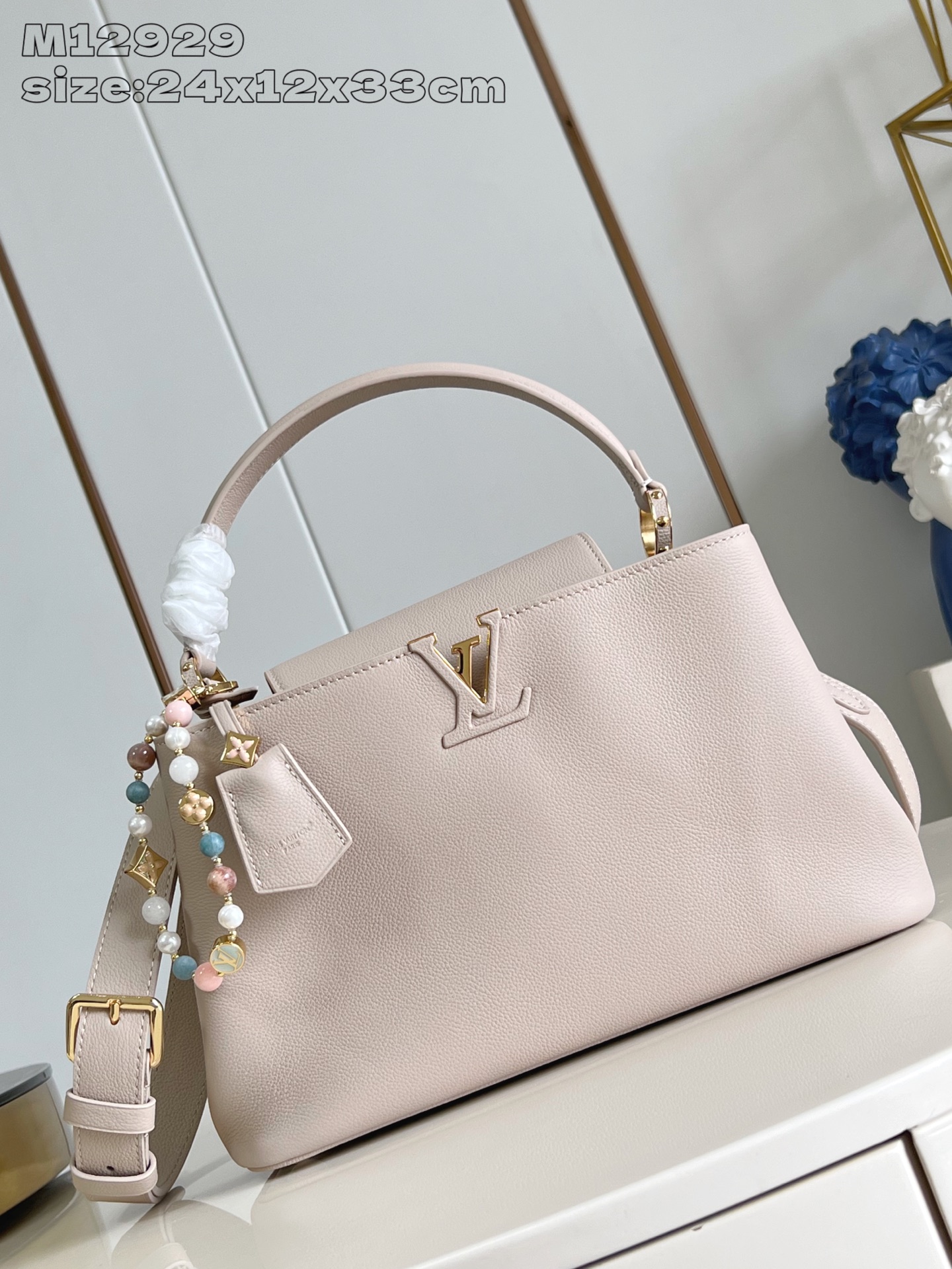 NO:405226,【Exclusive real photo M12929 gray】This Capucines Souple medium handbag is made of soft grain cowhide leather, and is decorated with an iconic key bag and unique gemstone finishing touch. The flap can be installed or in-house to open up plenty of space, allowing mobile phones and other daily trends to accompany each other. It is suitable for both hands and shoulders 24 x 12 x 33 cm (height x width x length) J.1500,LV [original leather],louis vuitton,cowhide19860909【独家实拍 M12929灰】本款 Capucines Souple 中号手袋取材柔软粒面牛皮革,以标志性钥匙包和别致宝石装饰点睛一隅.可外置或内收的翻盖开启充裕空间,令手机等日常所需潮流随行.手提或肩背皆宜 24 x 12 x 33厘米(高 x 宽 x 长度) J.1500,LV【原厂皮】,louis vuitton,cowhide,Bag