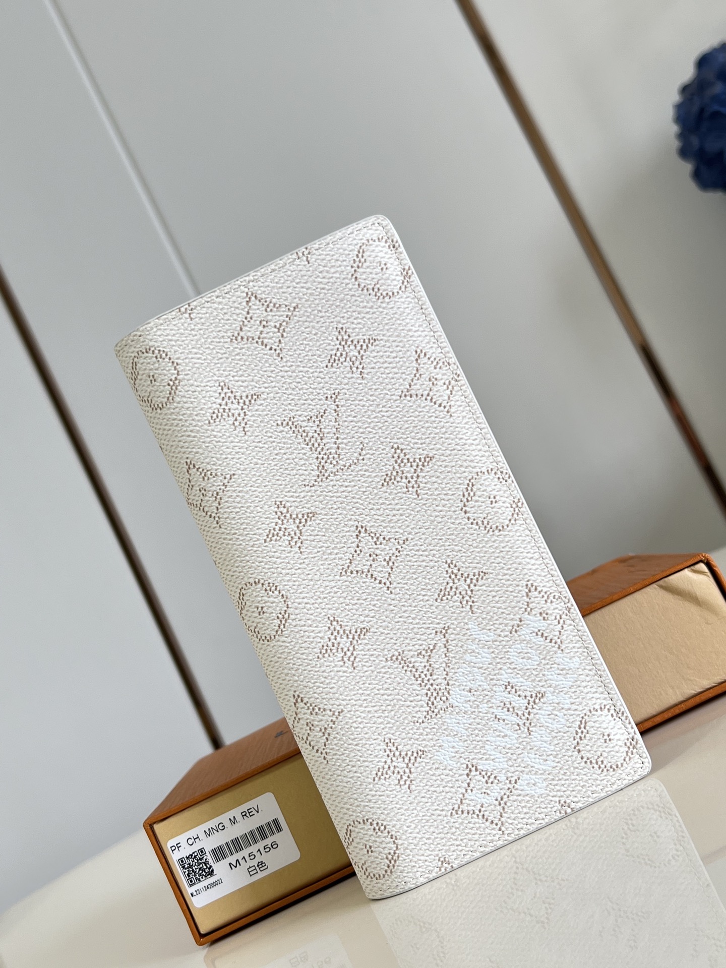 NO:405229,【Exclusive real photo M15156 white】Made from the new iconic Monogram Eclipse canvas, this tough Brazza wallet is small in size and can be stuffed into a jacket chest pocket, while easily storing various coins, credit cards and notes. 10 x 19 x 2 cm (length x height x width) C.260, LV [original leather], louis vuitton, jackets & coats19860909【独家实拍 M15156白】由全新标志性 Monogram Eclipse 帆布裁制而成,此款风格硬朗的 Brazza 钱夹尺寸小巧,能够塞入夹克胸袋,同时轻松收纳各种硬币、信用卡与票据.10 x 19 x 2 厘米(长度 x 高 x 宽) C.260,LV【原厂皮】,louis vuitton,jackets & coats,Bag