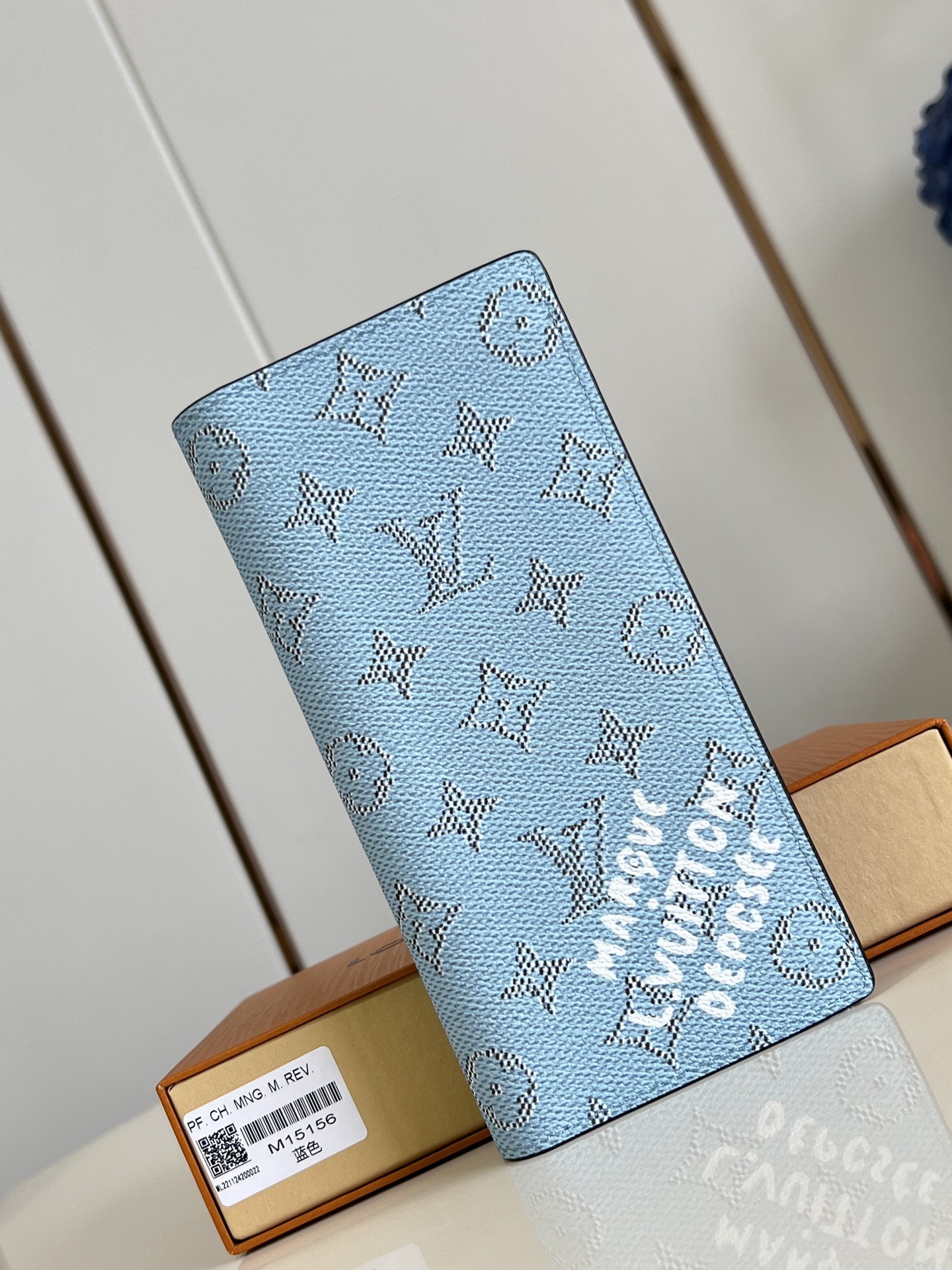 NO:405234,【Exclusive real photo M15156 Blue】Made from the new iconic Monogram Eclipse canvas, this tough Brazza wallet is small in size and can be stuffed into a jacket and chest pocket, while easily storing various coins, credit cards and notes. 10 x 19 x 2 cm (length x height x width) C.260, LV [original leather], louis vuitton, jackets & coats19860909【独家实拍 M15156蓝】由全新标志性 Monogram Eclipse 帆布裁制而成,此款风格硬朗的 Brazza 钱夹尺寸小巧,能够塞入夹克胸袋,同时轻松收纳各种硬币、信用卡与票据.10 x 19 x 2 厘米(长度 x 高 x 宽) C.260,LV【原厂皮】,louis vuitton,jackets & coats,Bag