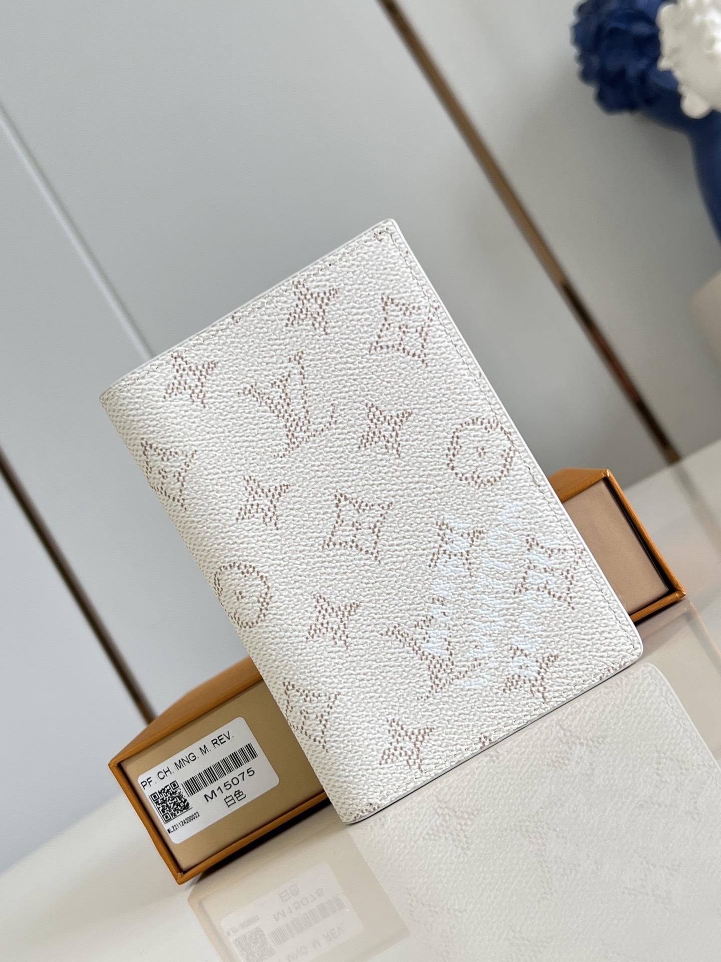 NO:405238,【Exclusive real photo M15075 white】The favorite accessories for modern travelers, this coated canvas passport envelope is a combination of fashion and practicality. It is equipped with four credit card slots and two convenient pockets, and quick access to the passport. 10 x 14 x 2.5 cm (length x height x width) C.200, LV [original leather], louis vuitton19860909【独家实拍 M15075白】现代旅行者的心仪配饰,此款涂层帆布材质的护照封套是时尚感与实用性的结合.配有四个信用卡插槽与两个便利口袋,快捷取用护照.10 x 14 x 2.5 厘米(长度 x 高 x 宽) C.200,LV【原厂皮】,louis vuitton,Bag