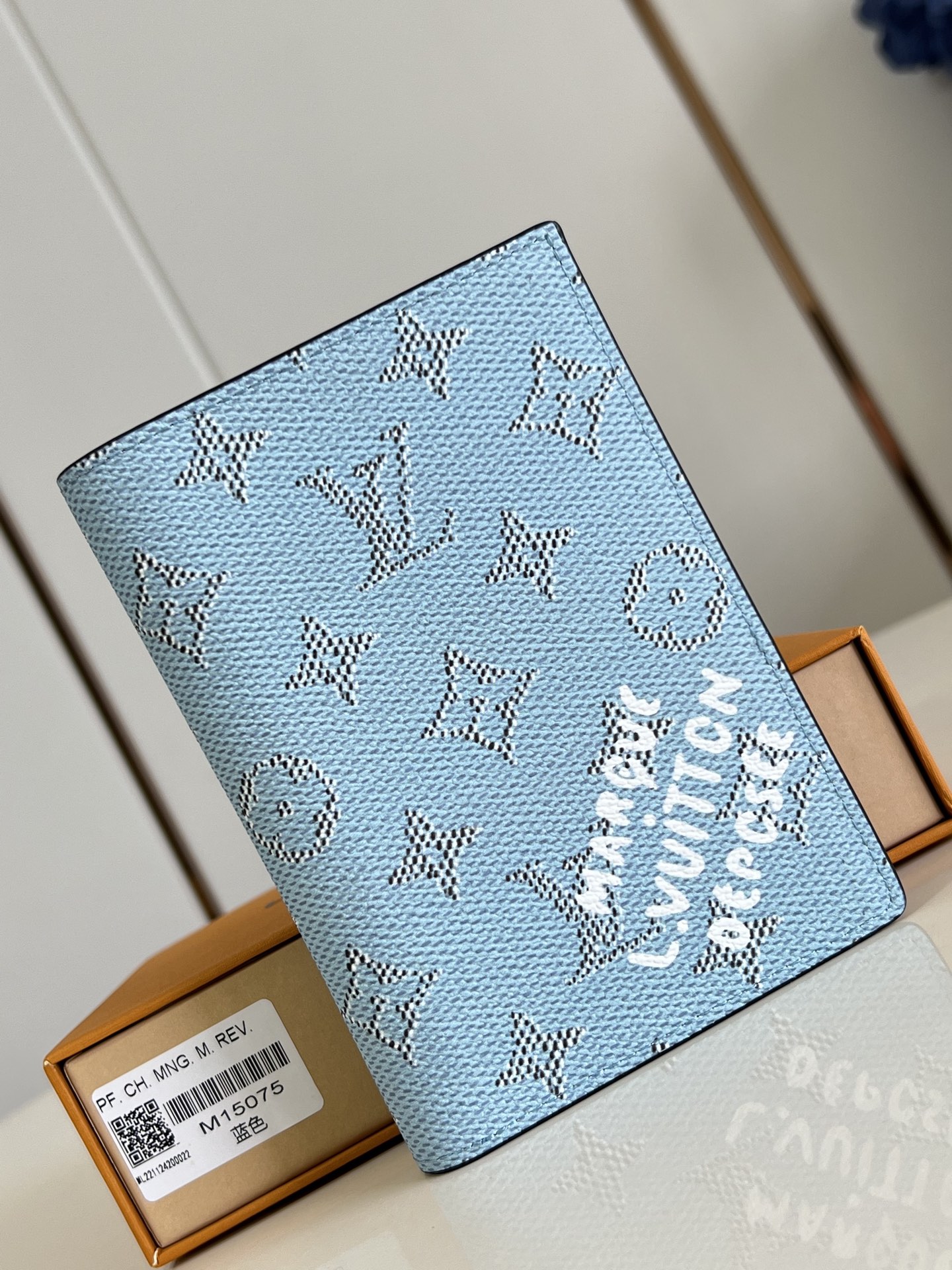 NO:405244,【Exclusive real photo M15075 blue】The favorite accessories for modern travelers, this canvas coated passport envelope is a combination of fashion and practicality. It is equipped with four credit card slots and two convenient pockets, and quick access to the passport. 10 x 14 x 2.5 cm (length x height x width) C.200, LV [original leather], louis vuitton19860909【独家实拍 M15075蓝】现代旅行者的心仪配饰,此款涂层帆布材质的护照封套是时尚感与实用性的结合.配有四个信用卡插槽与两个便利口袋,快捷取用护照.10 x 14 x 2.5 厘米(长度 x 高 x 宽) C.200,LV【原厂皮】,louis vuitton,Bag
