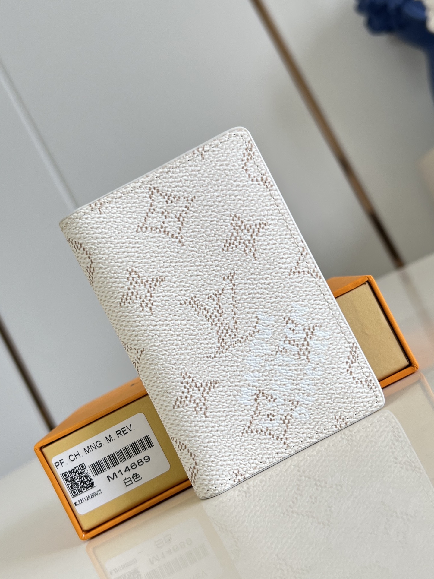 NO:405218,【Exclusive real photo M14689 white】This pocket wallet is made of Brushed Monogram leather, which presents a faded Monogram print and aging texture, greeting the leather saddle that denim has long used. It has card mezzanine, inner bag and back side outer bag. 7.5 x 11.1 x 1 cm (length x height x width) C.200, LV [original leather], louis vuitton19860909【独家实拍 M14689白】本款口袋钱夹取材 Brushed Monogram 皮革,呈现褪色效果 Monogram 印花和做旧质感,致意牛仔长期使用的皮革马鞍.设有卡片夹层、内袋和后侧外袋.7.5 x 11.1 x 1 厘米(长度 x 高 x 宽) C.200,LV【原厂皮】,louis vuitton,Bag