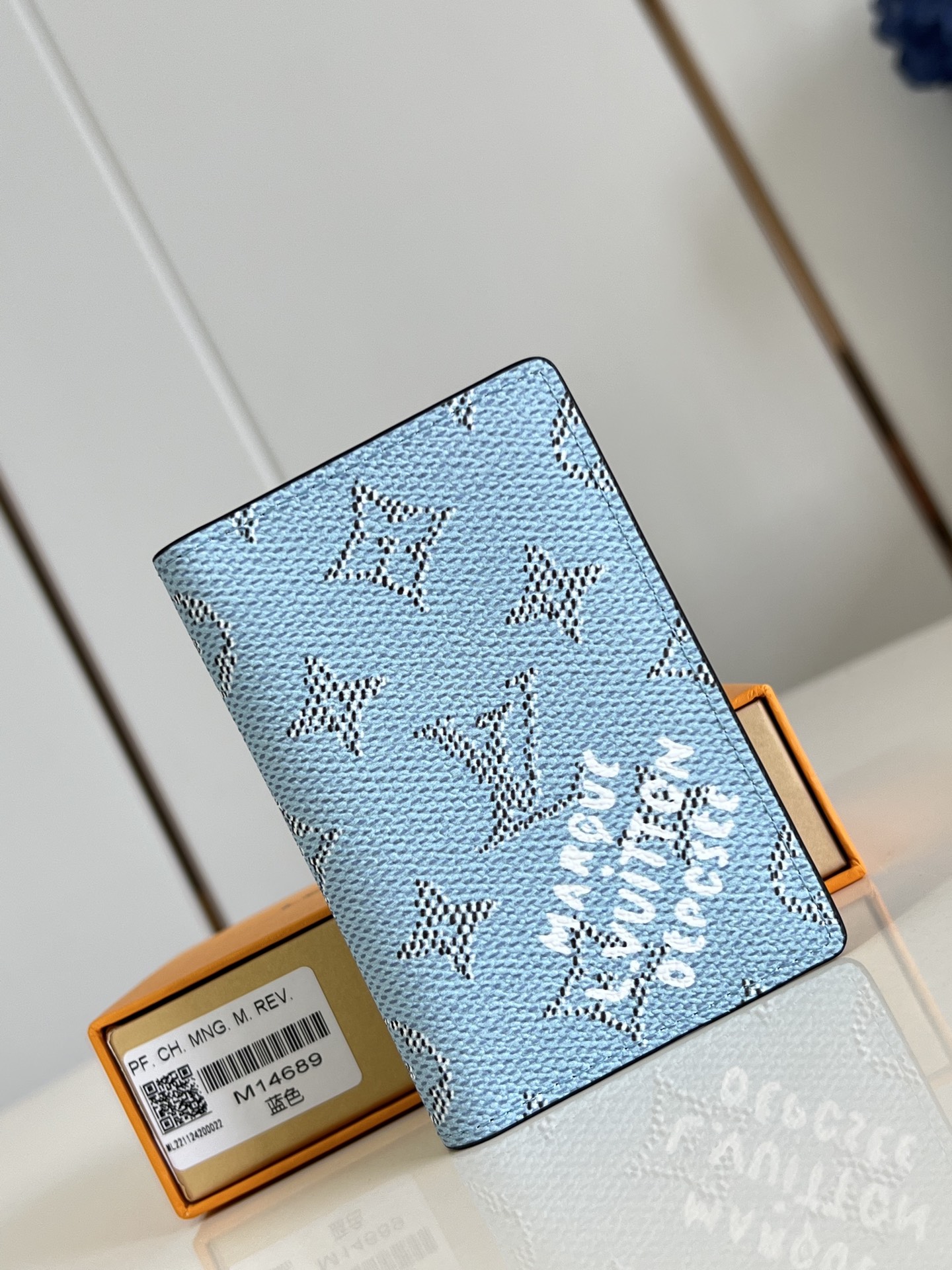 NO:405222,【Exclusive real photo M14689 blue】This pocket wallet is made of Brushed Monogram leather, which presents a faded Monogram print and aging texture, greeting the leather saddle that denim has long used. It has card mezzanine, inner bag and back side outer bag. 7.5 x 11.1 x 1 cm (length x height x width) C.200, LV [original leather], louis vuitton19860909【独家实拍 M14689蓝】本款口袋钱夹取材 Brushed Monogram 皮革,呈现褪色效果 Monogram 印花和做旧质感,致意牛仔长期使用的皮革马鞍.设有卡片夹层、内袋和后侧外袋.7.5 x 11.1 x 1 厘米(长度 x 高 x 宽) C.200,LV【原厂皮】,louis vuitton,Bag