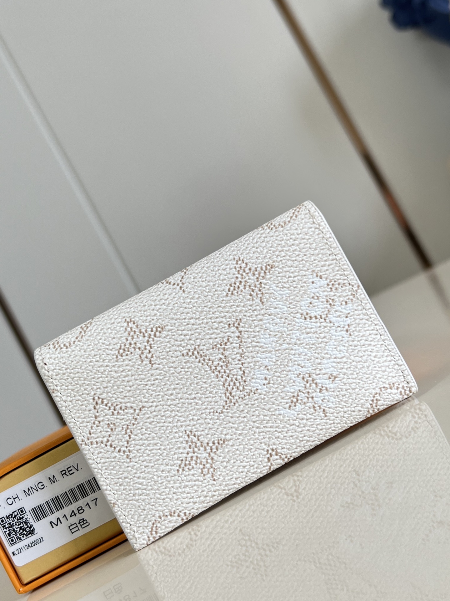 NO:405225,【Exclusive real photo M14817 white】Made with classic Monogram coated canvas, this Enveloppe Carte de Visite business card holder allows you to carry your business card or credit card with exquisite ease, easily stored in almost any pocket, with snap closure. 10.5 x 8 x 1 cm (length x height x width) C.180,LV [original leather],louis vuitton,cartier19860909【独家实拍 M14817白】以经典 Monogram 涂层帆布制作,这款 Enveloppe Carte de Visite 名片夹让您可以精致地把名片或信用卡随身携带,可轻易收纳入几乎任何口袋,采用按扣开合.10.5 x 8 x 1 厘米(长度 x 高 x 宽) C.180,LV【原厂皮】,louis vuitton,cartier,Bag