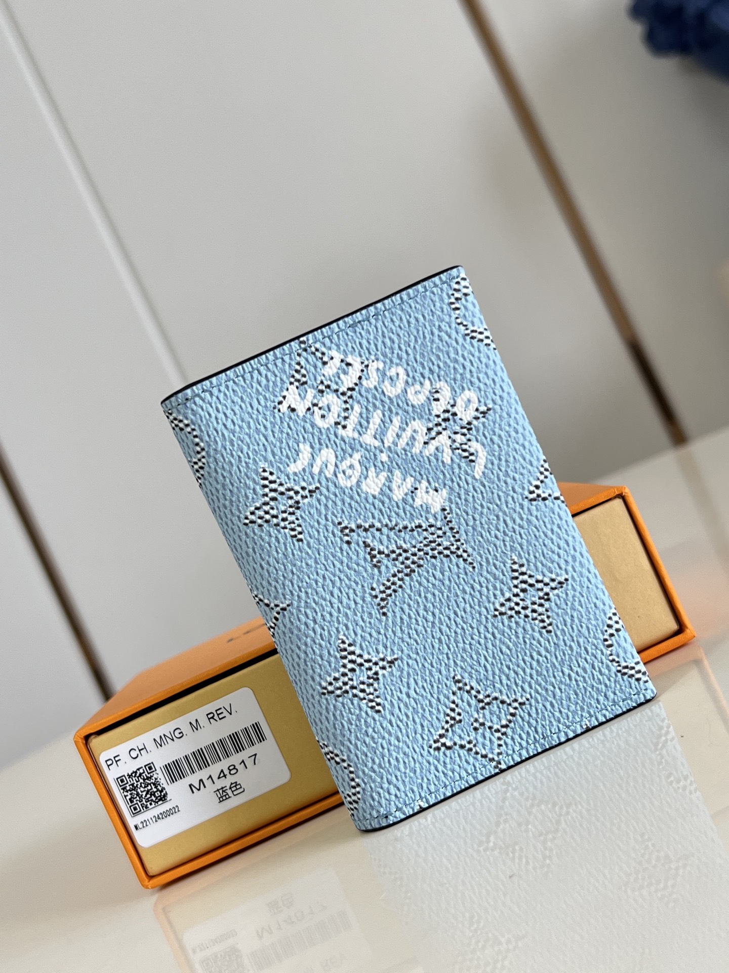NO:405228,【Exclusive real photo M14817 Blue】Made with classic Monogram coated canvas, this Enveloppe Carte de Visite business card holder allows you to carry your business card or credit card with exquisite ease, easily stored in almost any pocket, with snap closure. 10.5 x 8 x 1 cm (length x height x width) C.180,LV【original leather】,louis vuitton,cartier19860909【独家实拍 M14817蓝】以经典 Monogram 涂层帆布制作,这款 Enveloppe Carte de Visite 名片夹让您可以精致地把名片或信用卡随身携带,可轻易收纳入几乎任何口袋,采用按扣开合.10.5 x 8 x 1 厘米(长度 x 高 x 宽) C.180,LV【原厂皮】,louis vuitton,cartier,Bag