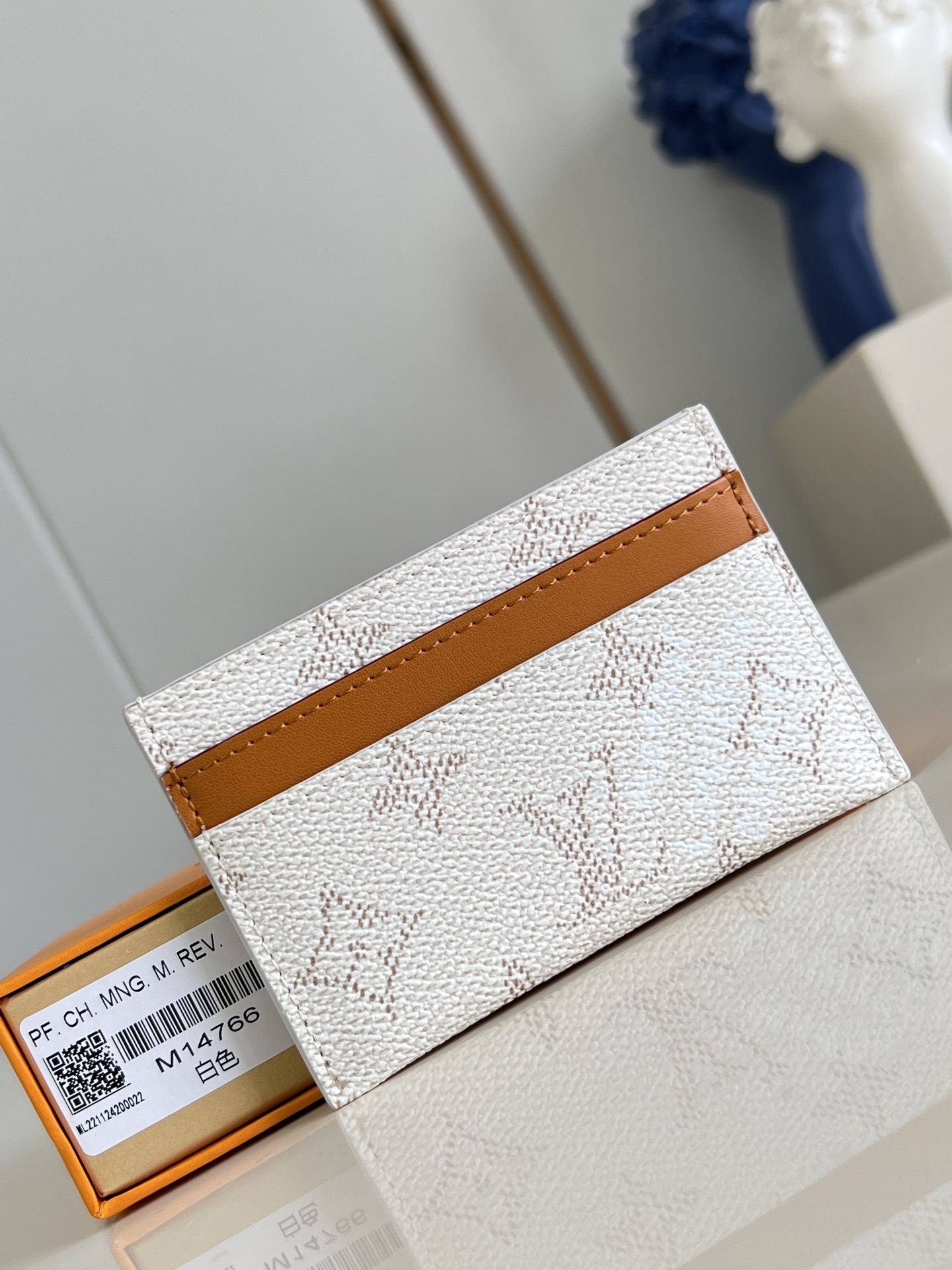 NO:405233,【Exclusive real photo M14766 white】This card holder made of new Monogram Eclipse coated canvas is beautiful and fashionable, small in size, and can easily be put into the pocket. It has a central pocket and four slots, which can store credit cards, travel receipts and business cards. 11 x 7 x 1.5 cm (length x height x width) C.180, LV [original leather], louis vuitton19860909【独家实拍 M14766白】此款采用全新 Monogram Eclipse 涂层帆布材质的卡片夹风格靓丽而时髦,体积小巧,可轻松收入口袋中.配有中央口袋与四个插槽,可存放信用卡、出行票据以及名片.11 x 7 x 1.5 厘米(长度 x 高 x 宽）C.180,LV【原厂皮】,louis vuitton,Bag