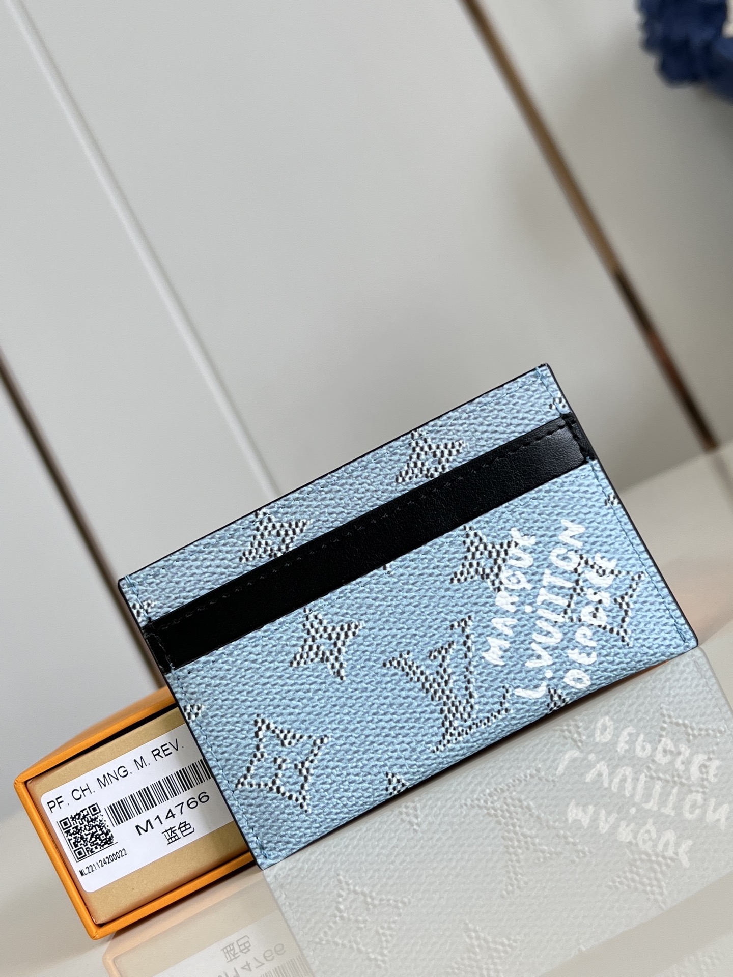 NO:405237,【Exclusive real photo M14766 Blue】This card holder made of new Monogram Eclipse coated canvas is beautiful and fashionable, small in size, and can easily be put into the pocket. It has a central pocket and four slots, which can store credit cards, travel receipts and business cards. 11 x 7 x 1.5 cm (length x height x width) C.180, LV [original leather], louis vuitton19860909【独家实拍 M14766蓝】此款采用全新 Monogram Eclipse 涂层帆布材质的卡片夹风格靓丽而时髦,体积小巧,可轻松收入口袋中.配有中央口袋与四个插槽,可存放信用卡、出行票据以及名片.11 x 7 x 1.5 厘米(长度 x 高 x 宽）C.180,LV【原厂皮】,louis vuitton,Bag