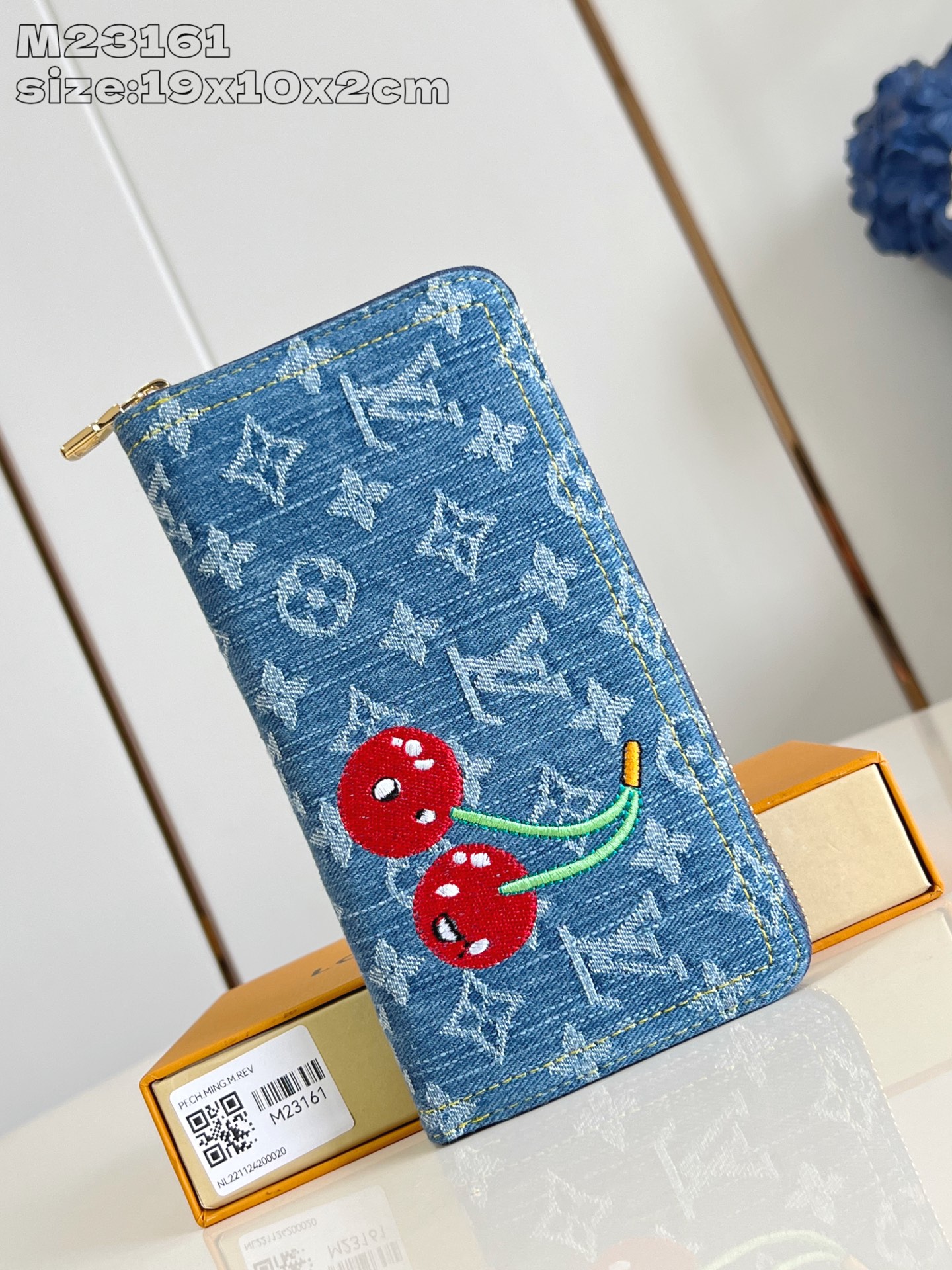 NO:405242,【Exclusive real photo M23161】This must-have zipper wallet is reinterpreted in a playful style, and is launched with the prestigious Louis Vuitton x Murakami second edition crossover series design. The wallet is made of the brand's iconic Monogram denim and is decorated with extra large cherry patterns, presenting the aesthetics of the cute design of Japanese artist Takashi Murakami, injecting joyful personal details. The wallet is designed with gold zippers and has multiple built-in compartments for orderly storing business cards, change and banknotes. 19.5 x 10.5 x 2.5 cm (length x height x width) C.320, LV [original leather], louis vuitton, louis vuitton19860909【独家实拍 M23161】這款必備的拉鏈錢包以玩味風格重新演繹,以享負盛名的Louis Vuitton x Murakami第二版跨界聯乘系列設計登場.錢包以品牌的標誌性Monogram牛仔布製造,並綴有特大櫻桃圖案,呈現日本藝術家村上隆可愛設計的美學,注入歡樂的個性細節.錢包採用金色拉鏈設計,並內置多個可井然有序地存放名片、零錢及紙幣的隔層.19.5 x 10.5 x 2.5 厘米 (長度 x 高度 x 闊度) C.320,LV【原厂皮】,louis vuitton,louis vuitton,Bag