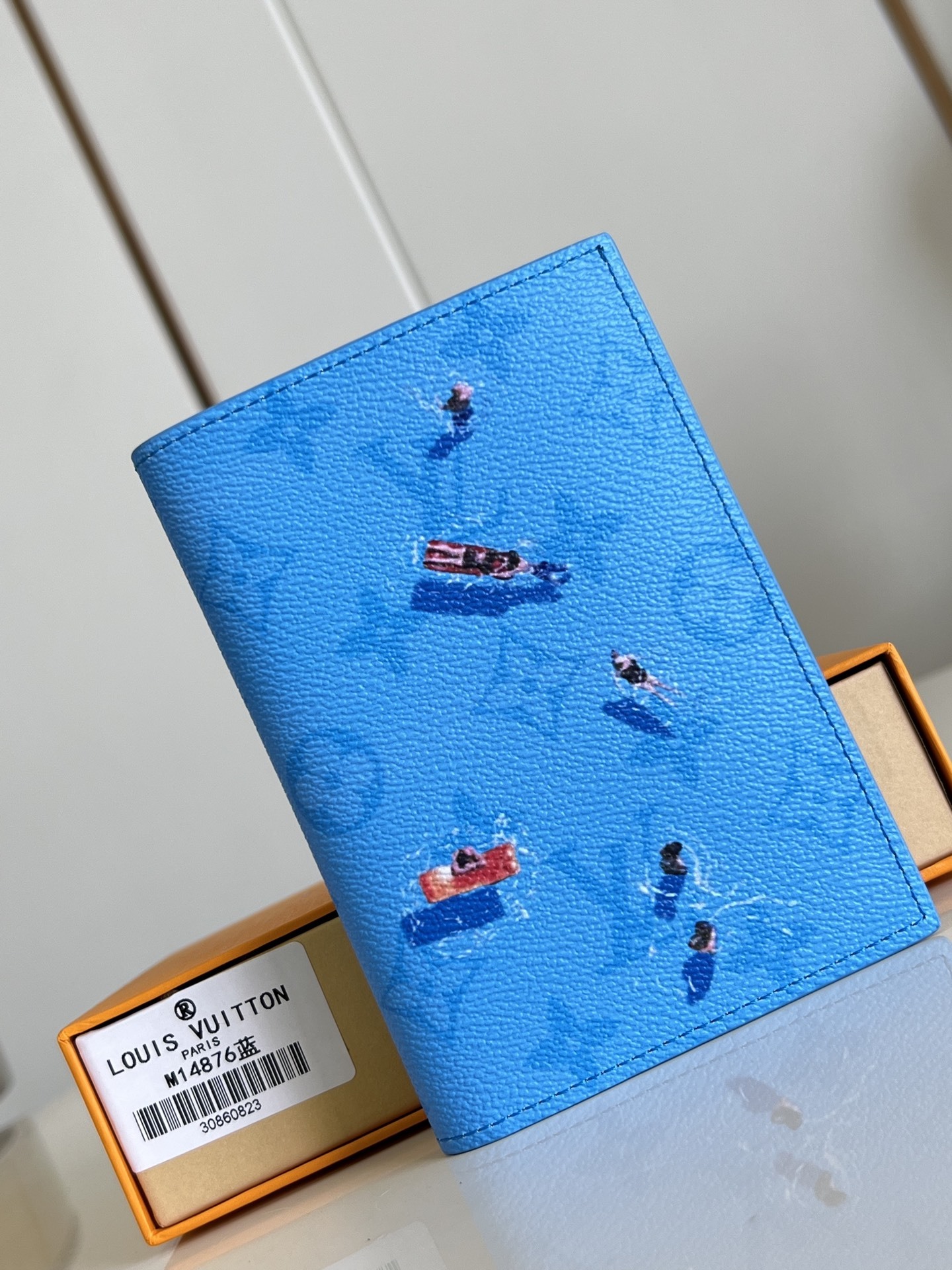 【顶级原单 M14876蓝 】本款护照套取材 Colored Monogram 帆布,于含蓄 Monog