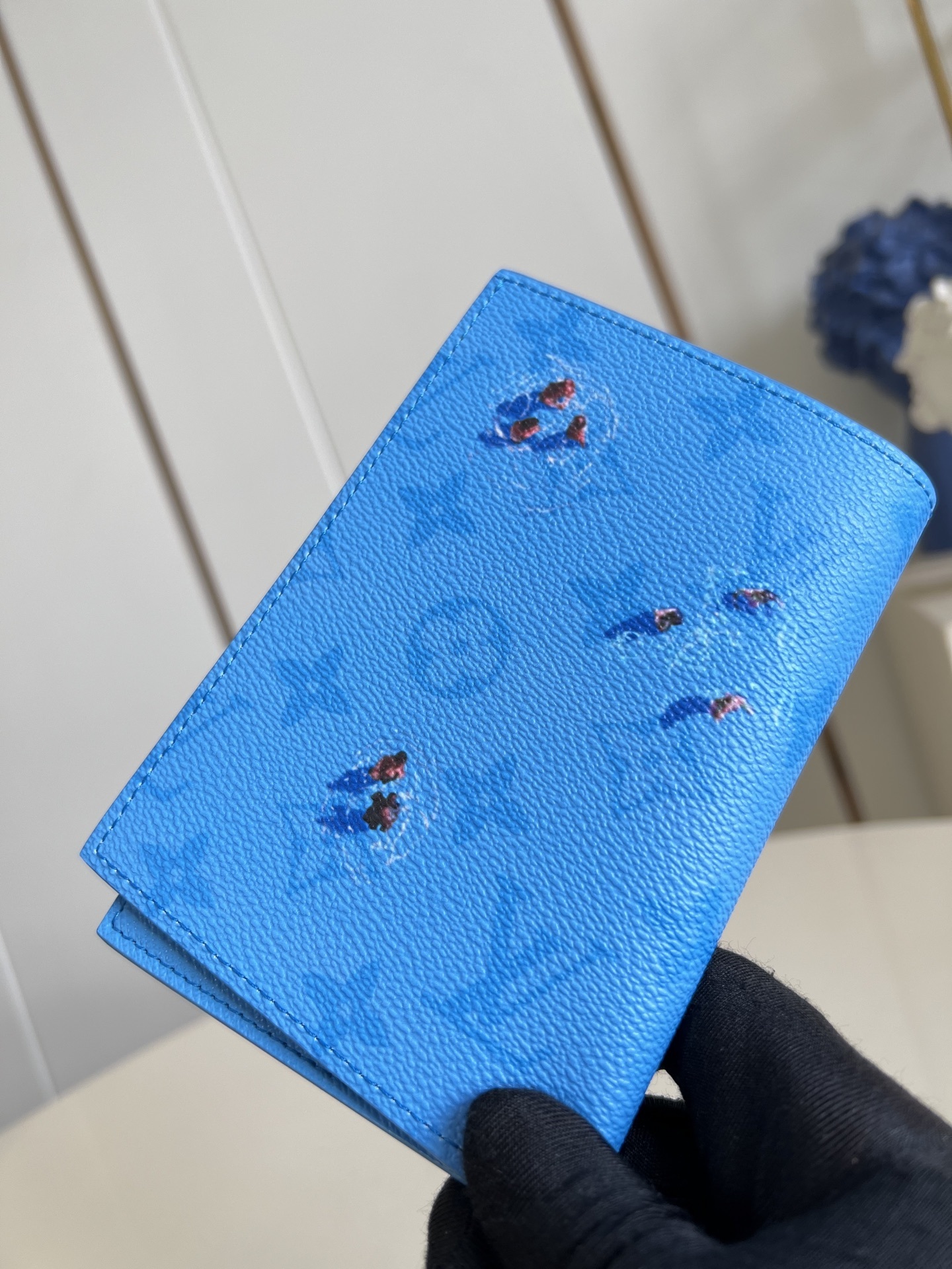 【顶级原单 M14876蓝 】本款护照套取材 Colored Monogram 帆布,于含蓄 Monog