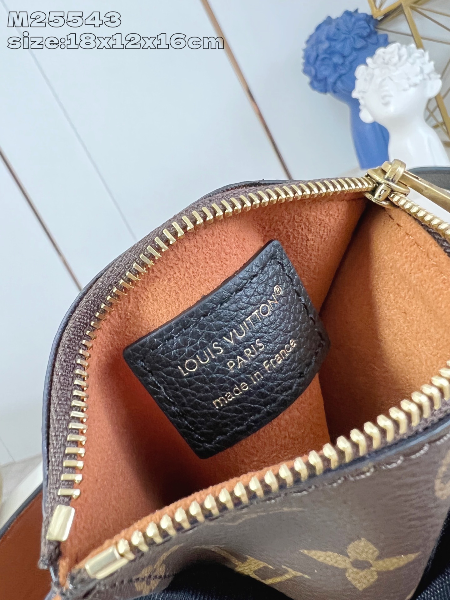 【顶级原单 M25543黑 】 本款 All In BB 手袋出自 Low Key 系列,采用粒面牛皮革