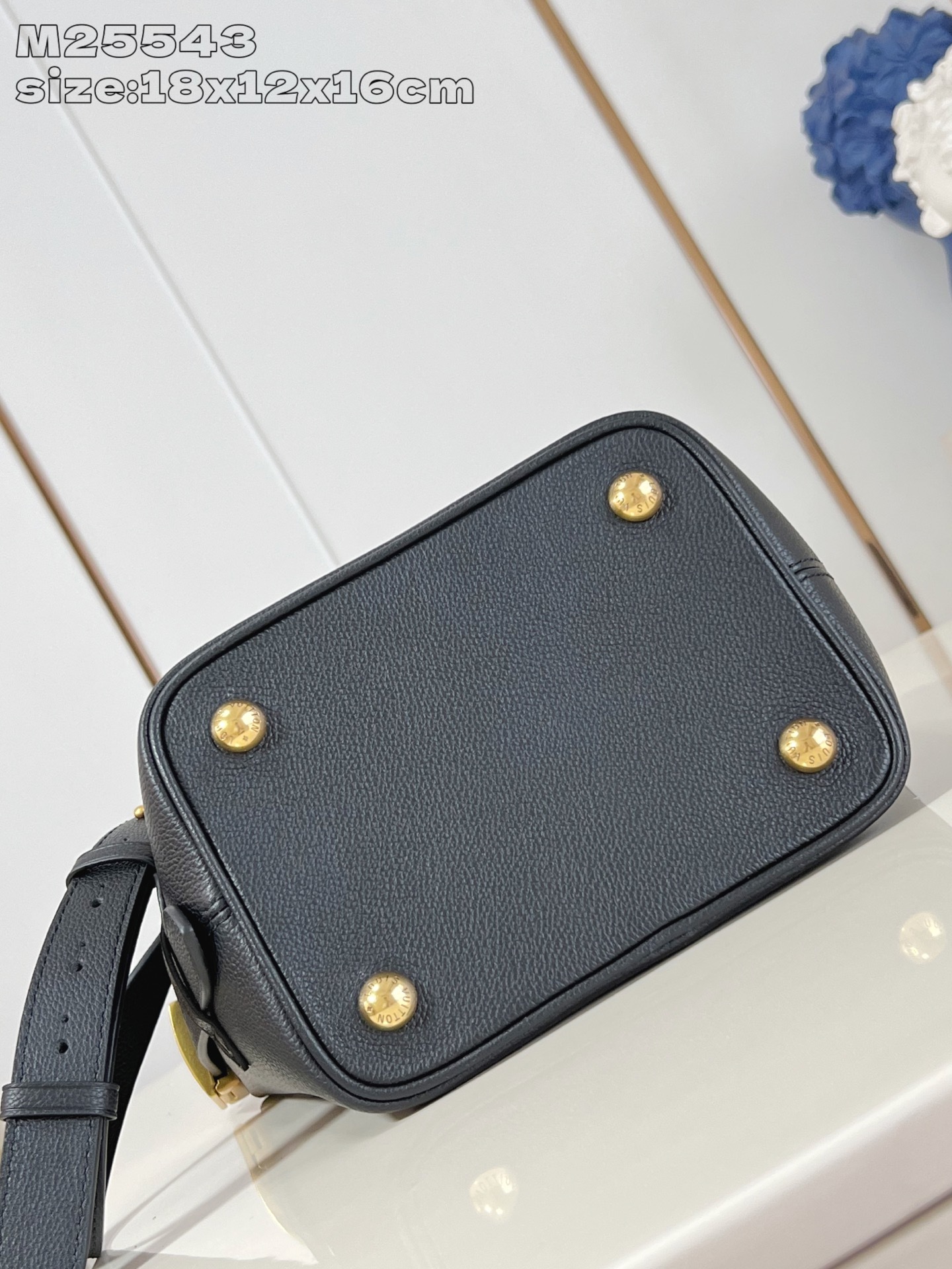 【顶级原单 M25543黑 】 本款 All In BB 手袋出自 Low Key 系列,采用粒面牛皮革