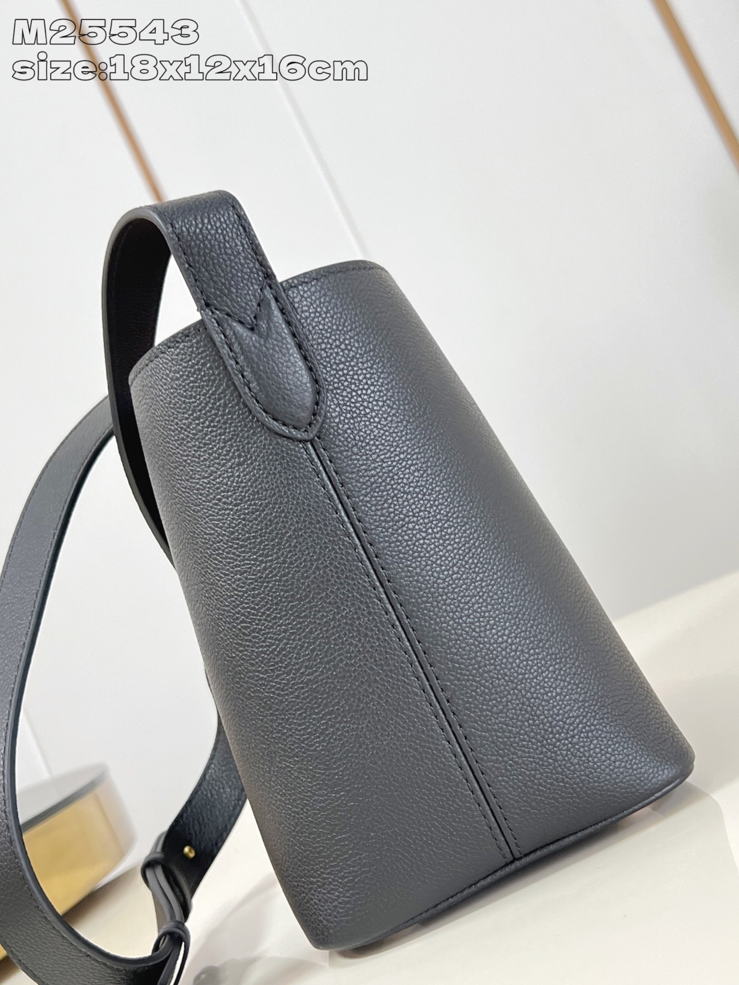 【顶级原单 M25543黑 】 本款 All In BB 手袋出自 Low Key 系列,采用粒面牛皮革