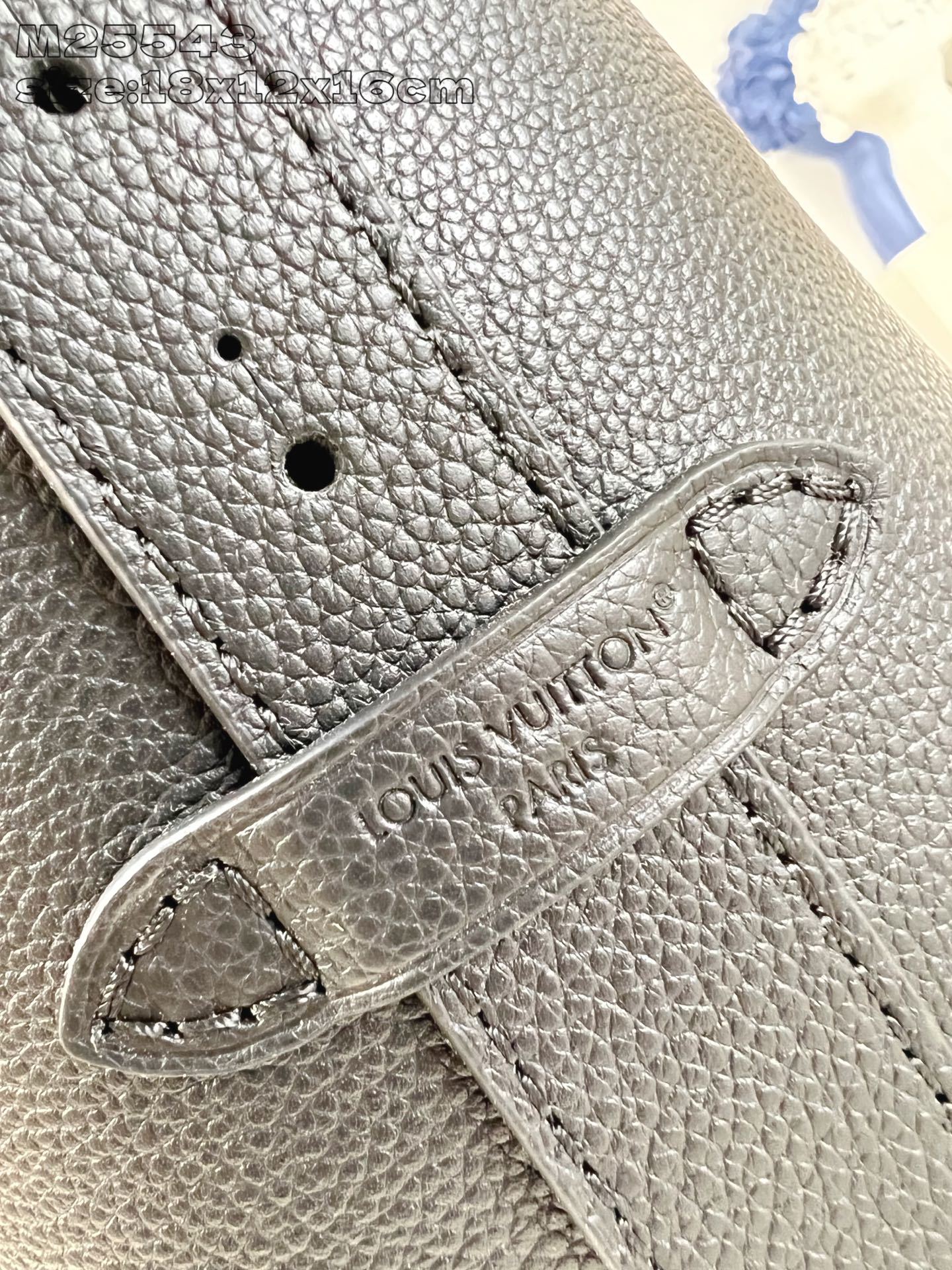 【顶级原单 M25543黑 】 本款 All In BB 手袋出自 Low Key 系列,采用粒面牛皮革