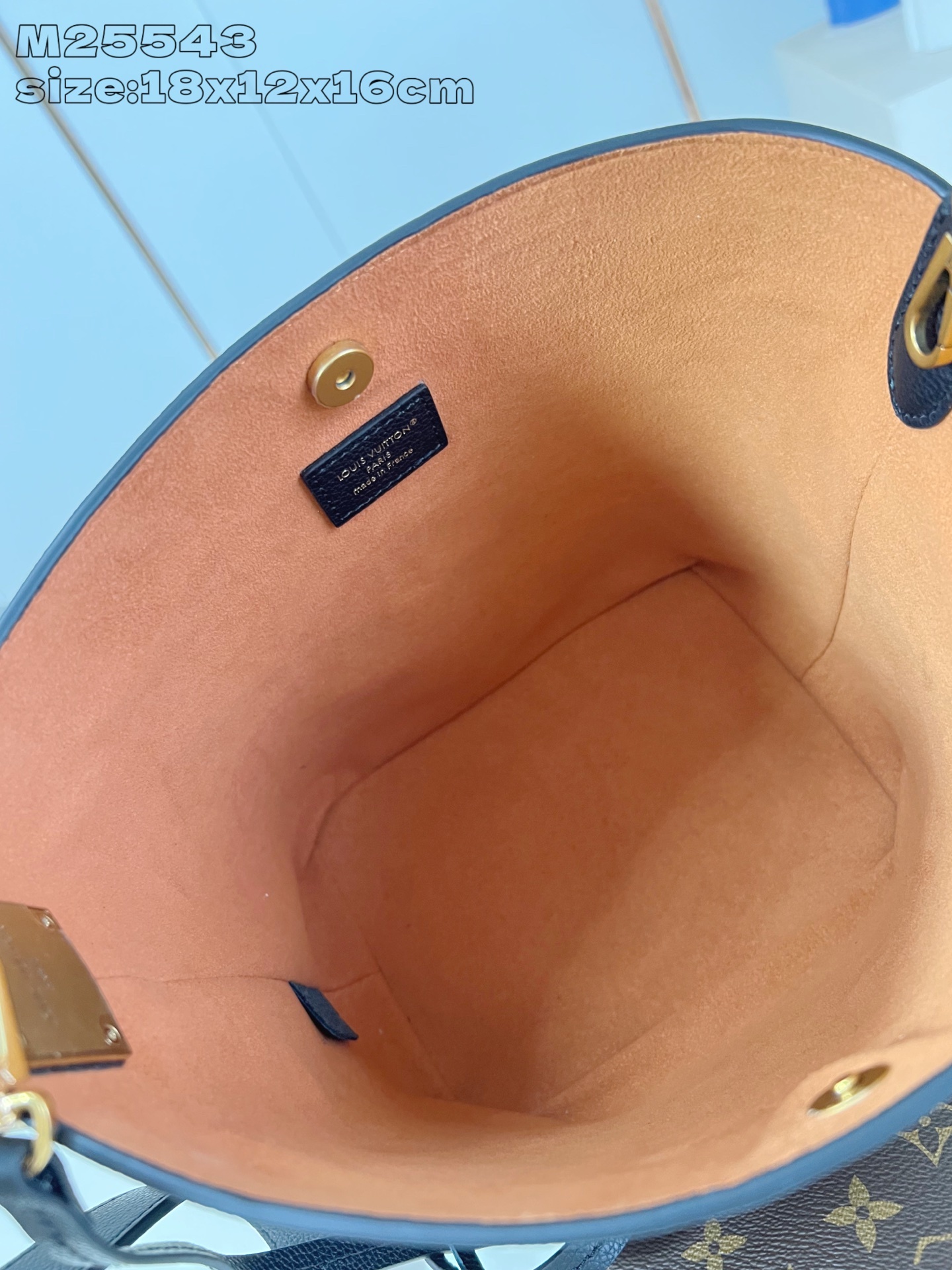 【顶级原单 M25543黑 】 本款 All In BB 手袋出自 Low Key 系列,采用粒面牛皮革