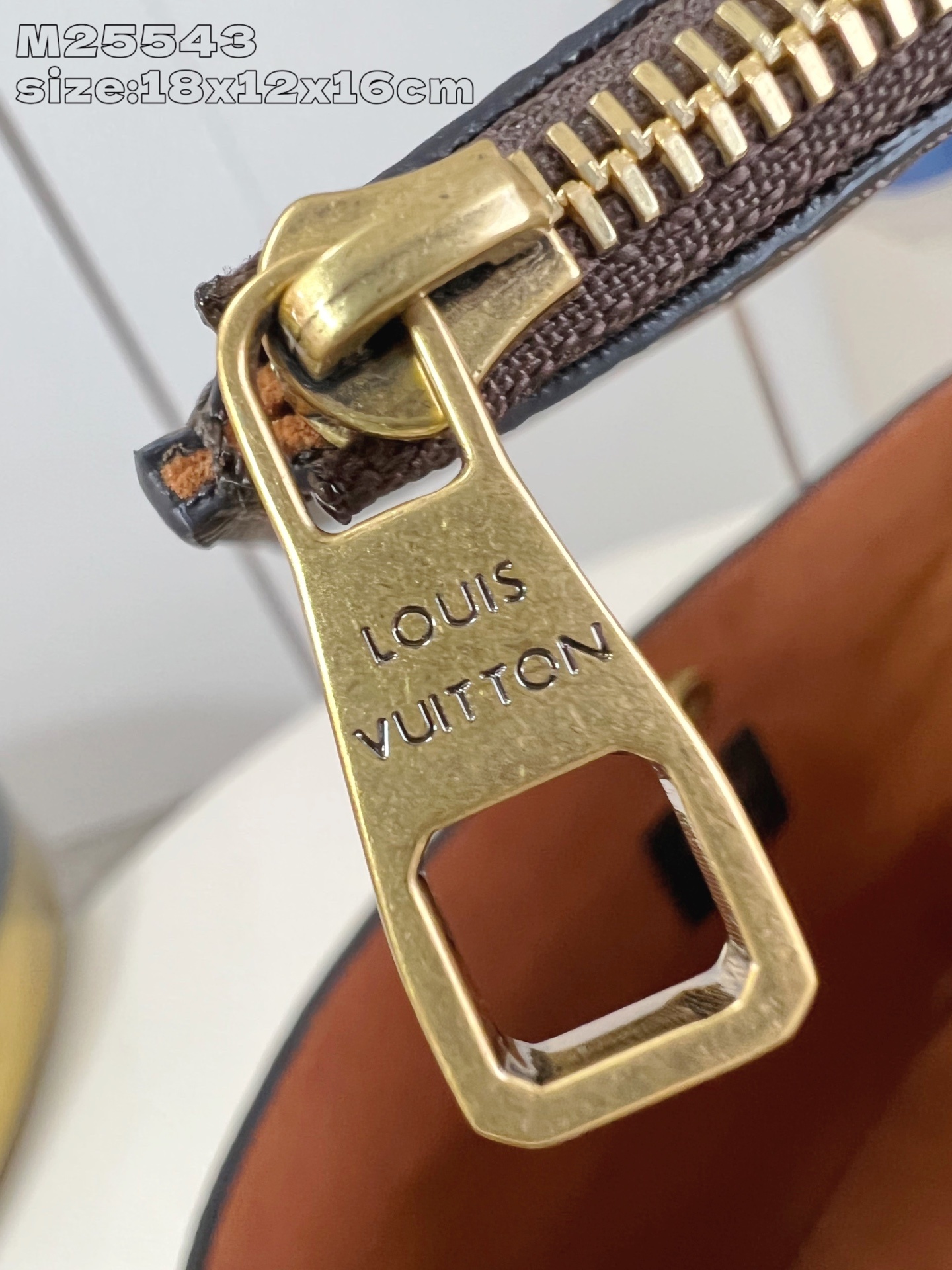 【顶级原单 M25543黑 】 本款 All In BB 手袋出自 Low Key 系列,采用粒面牛皮革