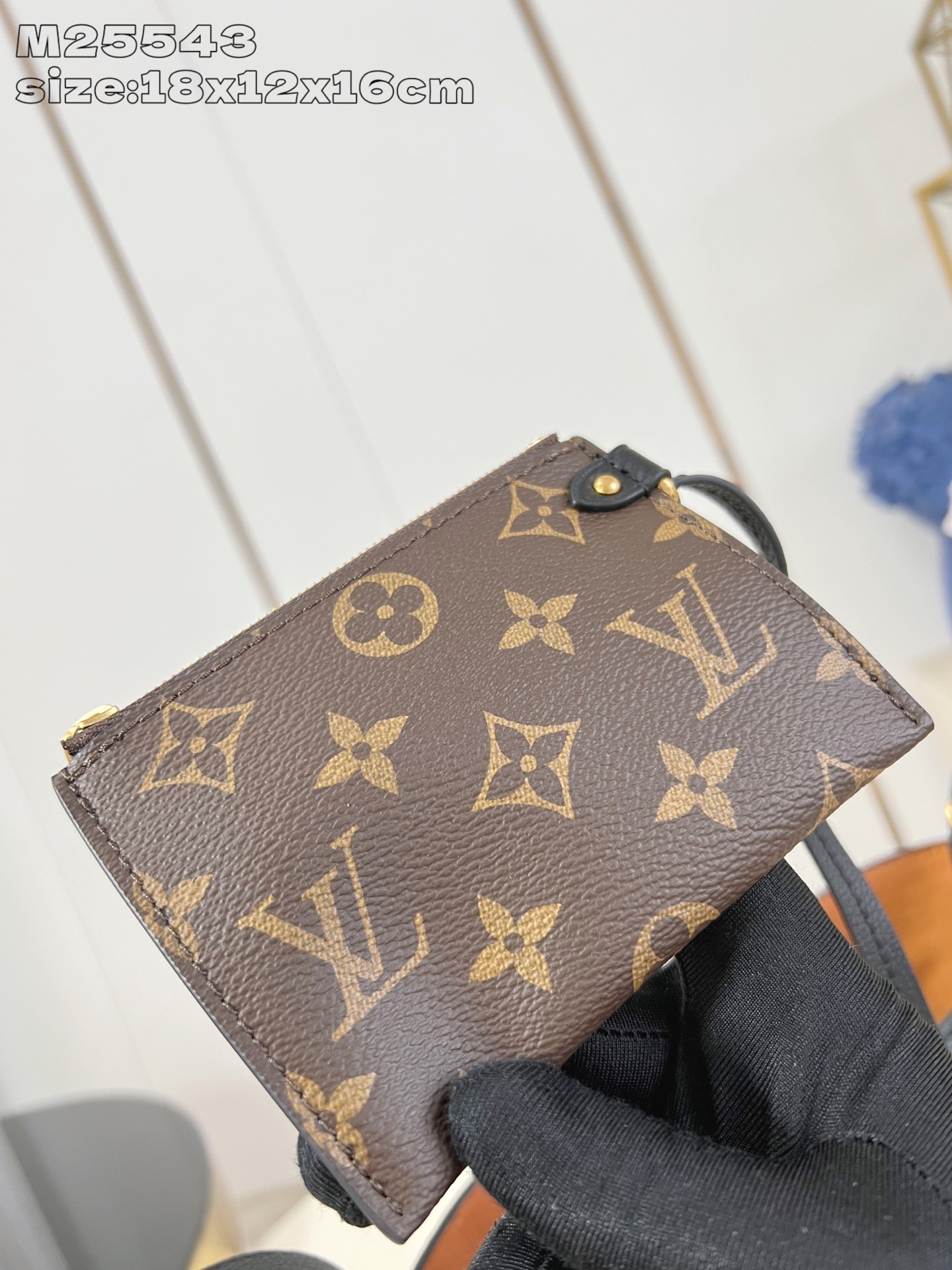 【顶级原单 M25543黑 】 本款 All In BB 手袋出自 Low Key 系列,采用粒面牛皮革