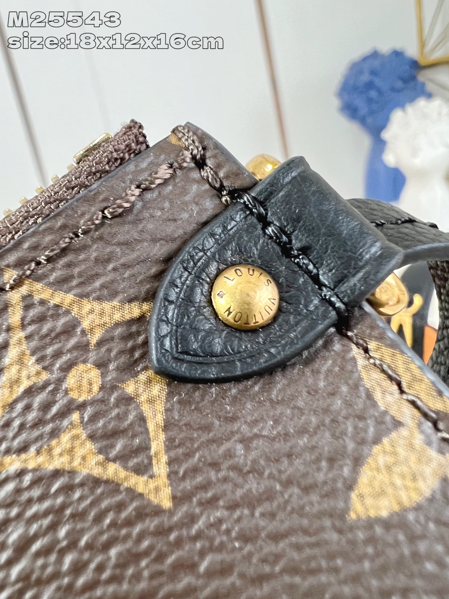 【顶级原单 M25543黑 】 本款 All In BB 手袋出自 Low Key 系列,采用粒面牛皮革