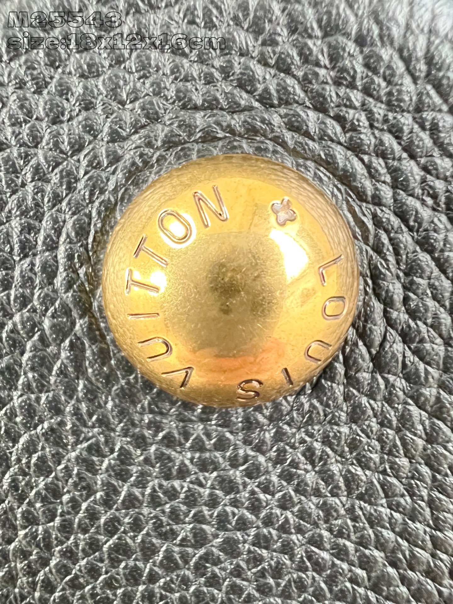 【顶级原单 M25543黑 】 本款 All In BB 手袋出自 Low Key 系列,采用粒面牛皮革