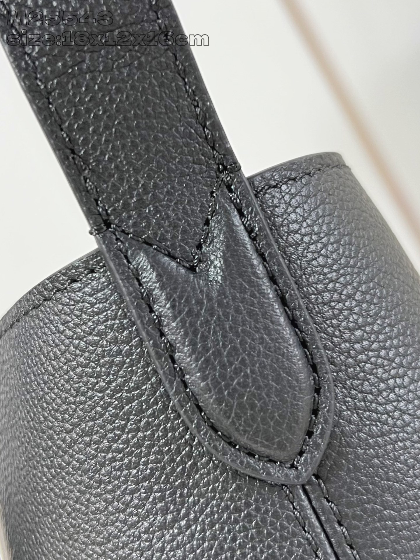 【顶级原单 M25543黑 】 本款 All In BB 手袋出自 Low Key 系列,采用粒面牛皮革