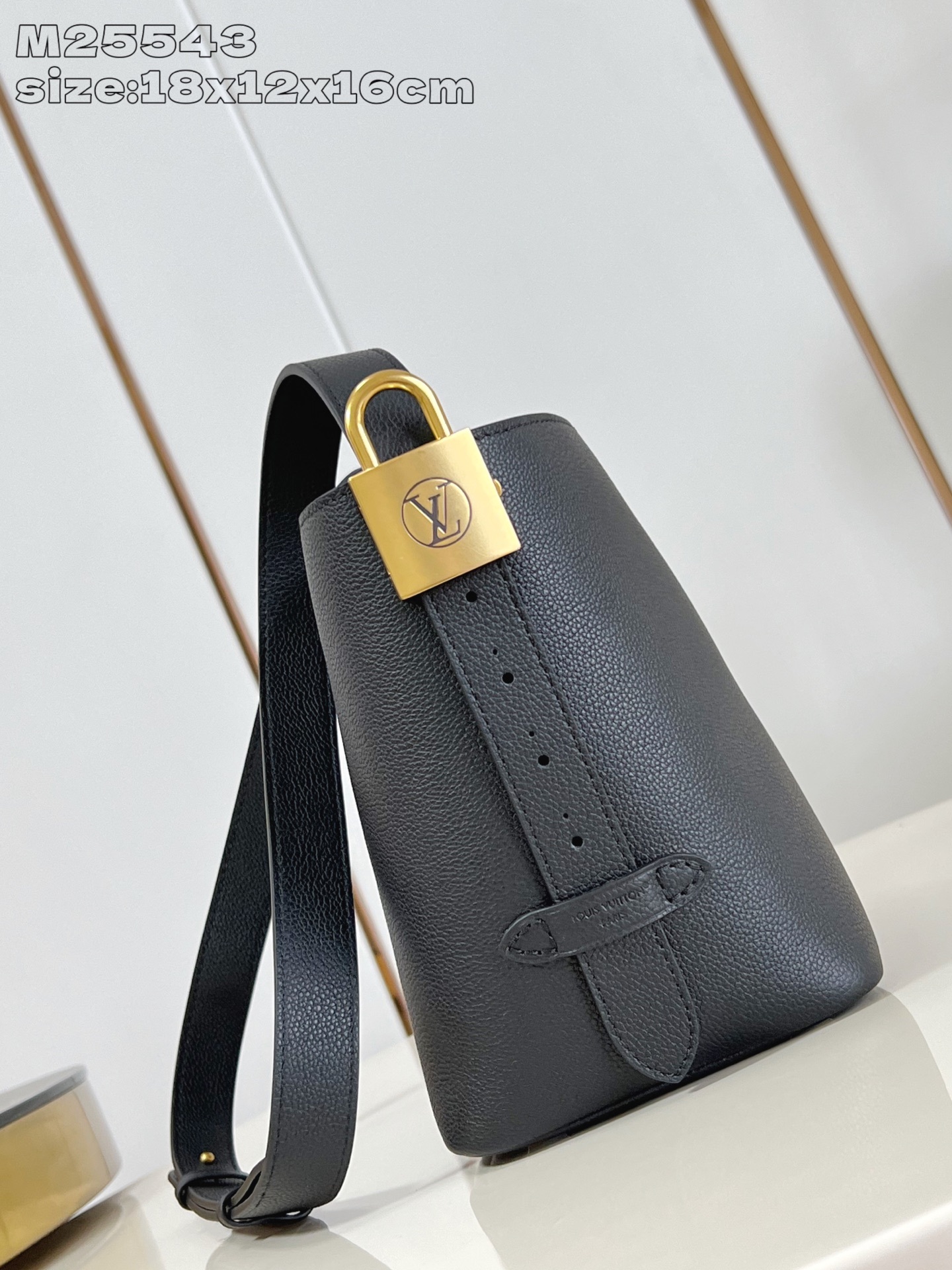 【顶级原单 M25543黑 】 本款 All In BB 手袋出自 Low Key 系列,采用粒面牛皮革