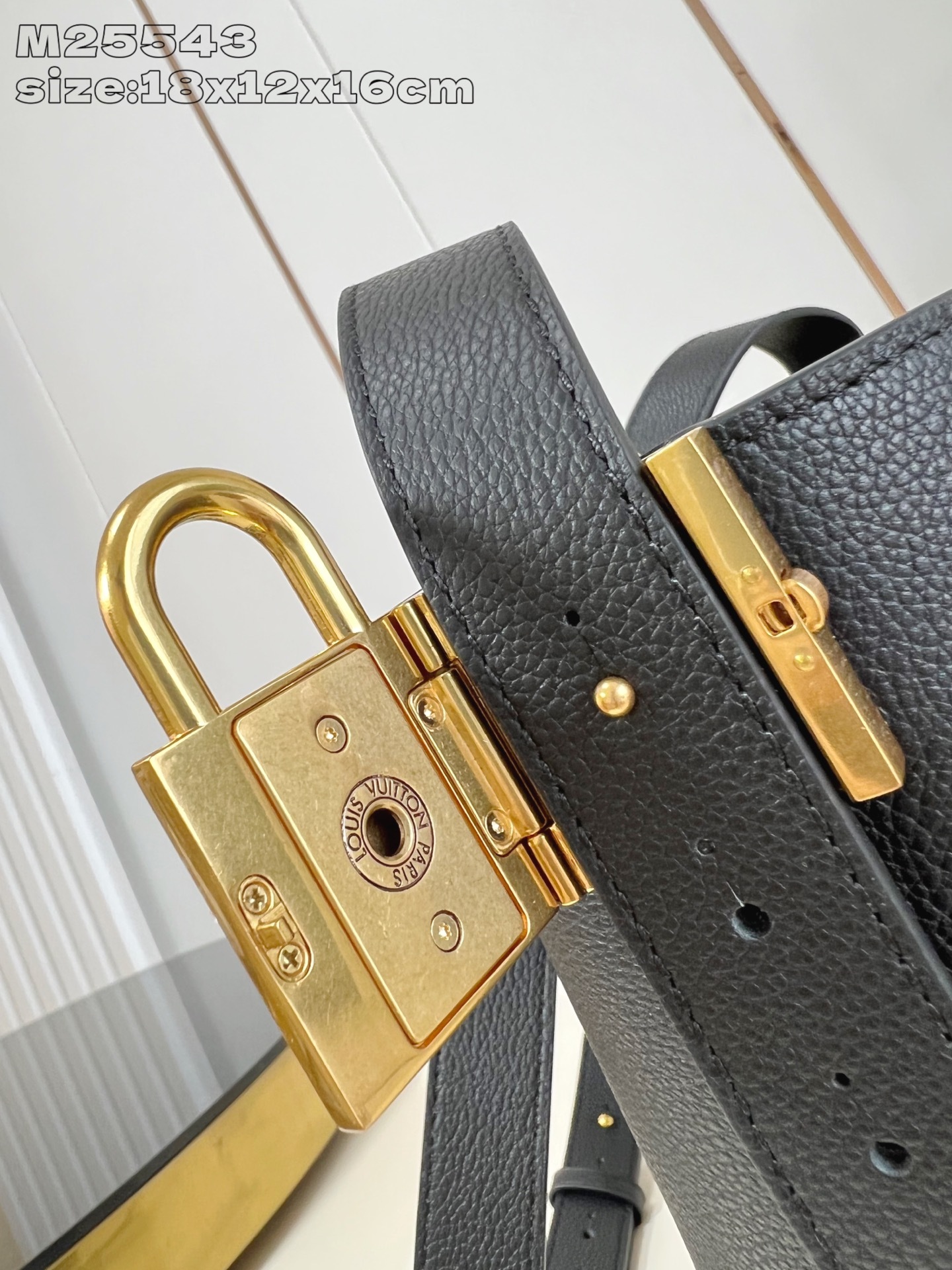 【顶级原单 M25543黑 】 本款 All In BB 手袋出自 Low Key 系列,采用粒面牛皮革