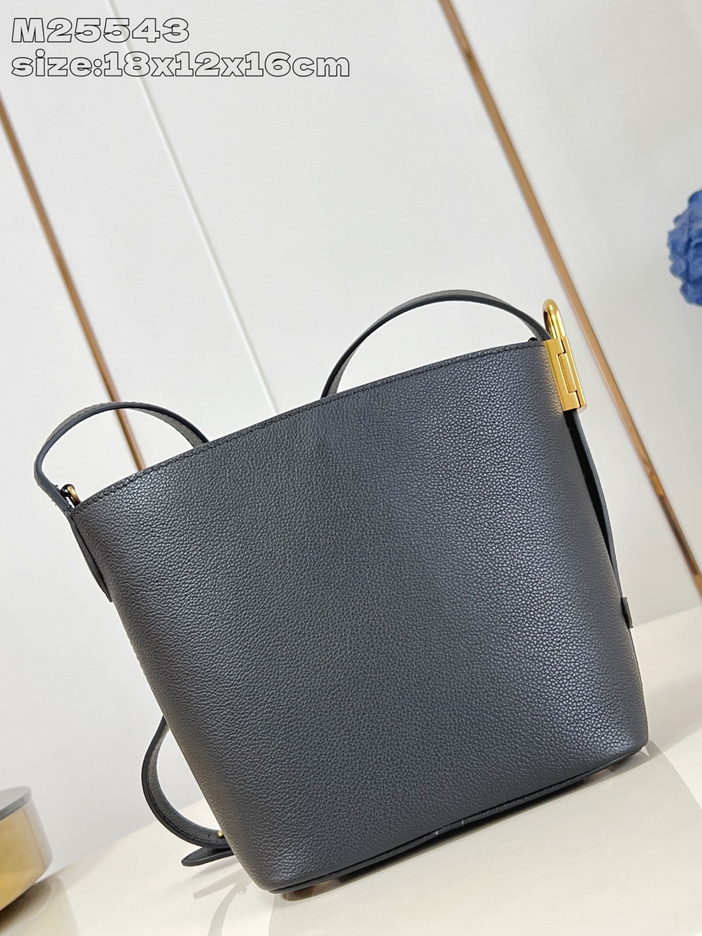 【顶级原单 M25543黑 】 本款 All In BB 手袋出自 Low Key 系列,采用粒面牛皮革