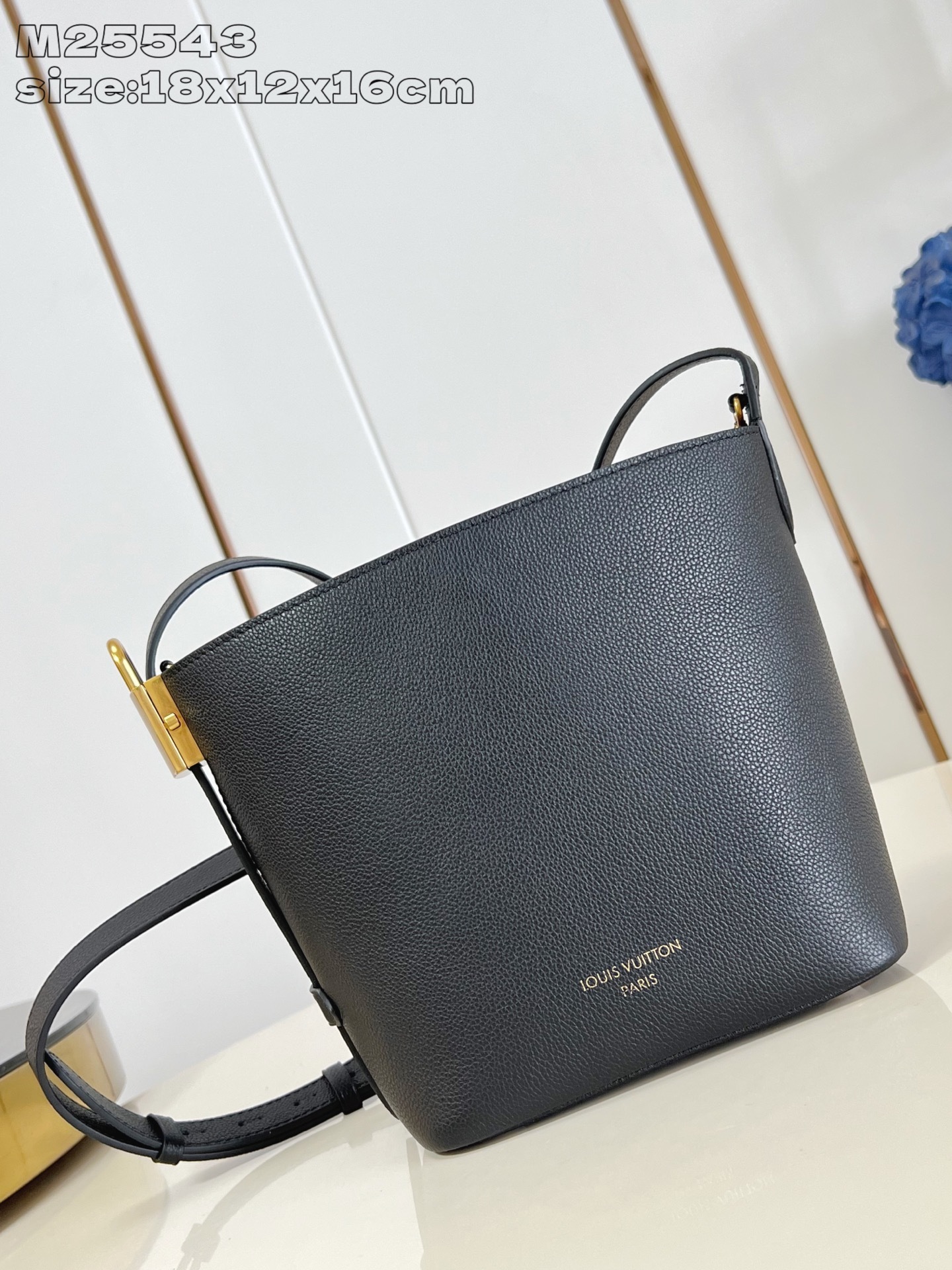 【顶级原单 M25543黑 】 本款 All In BB 手袋出自 Low Key 系列,采用粒面牛皮革