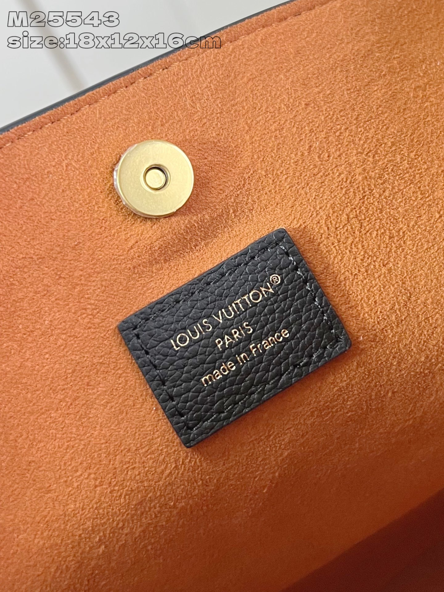 【顶级原单 M25543黑 】 本款 All In BB 手袋出自 Low Key 系列,采用粒面牛皮革