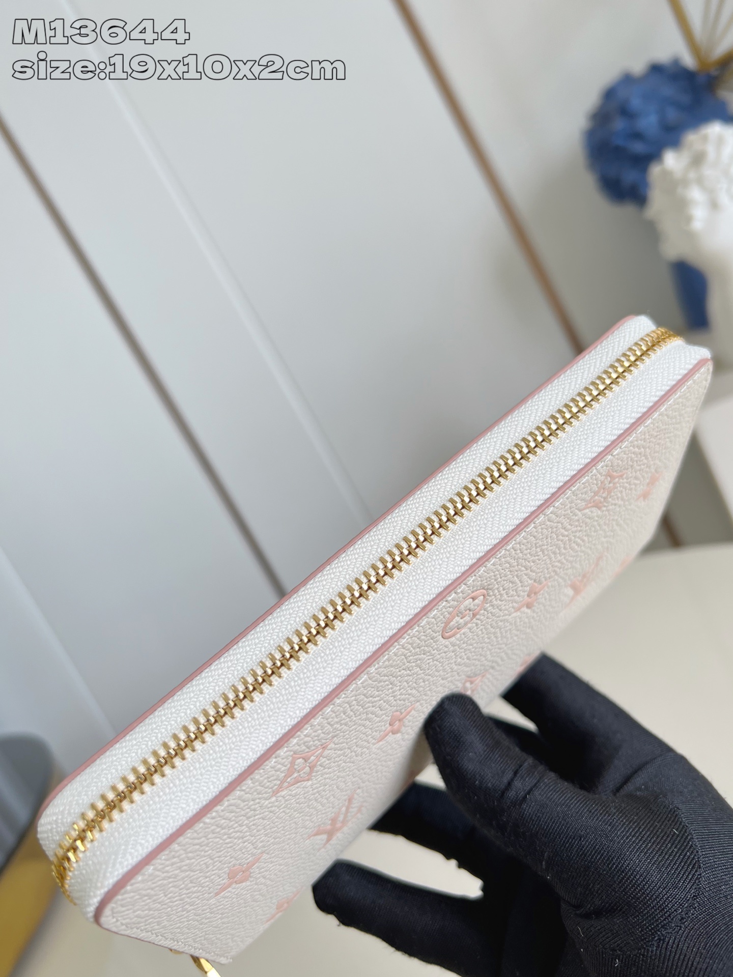 【顶级原单 M13644 】作为路易威登代表性作品之一,此款 Zippy 拉链钱夹由 Monogram