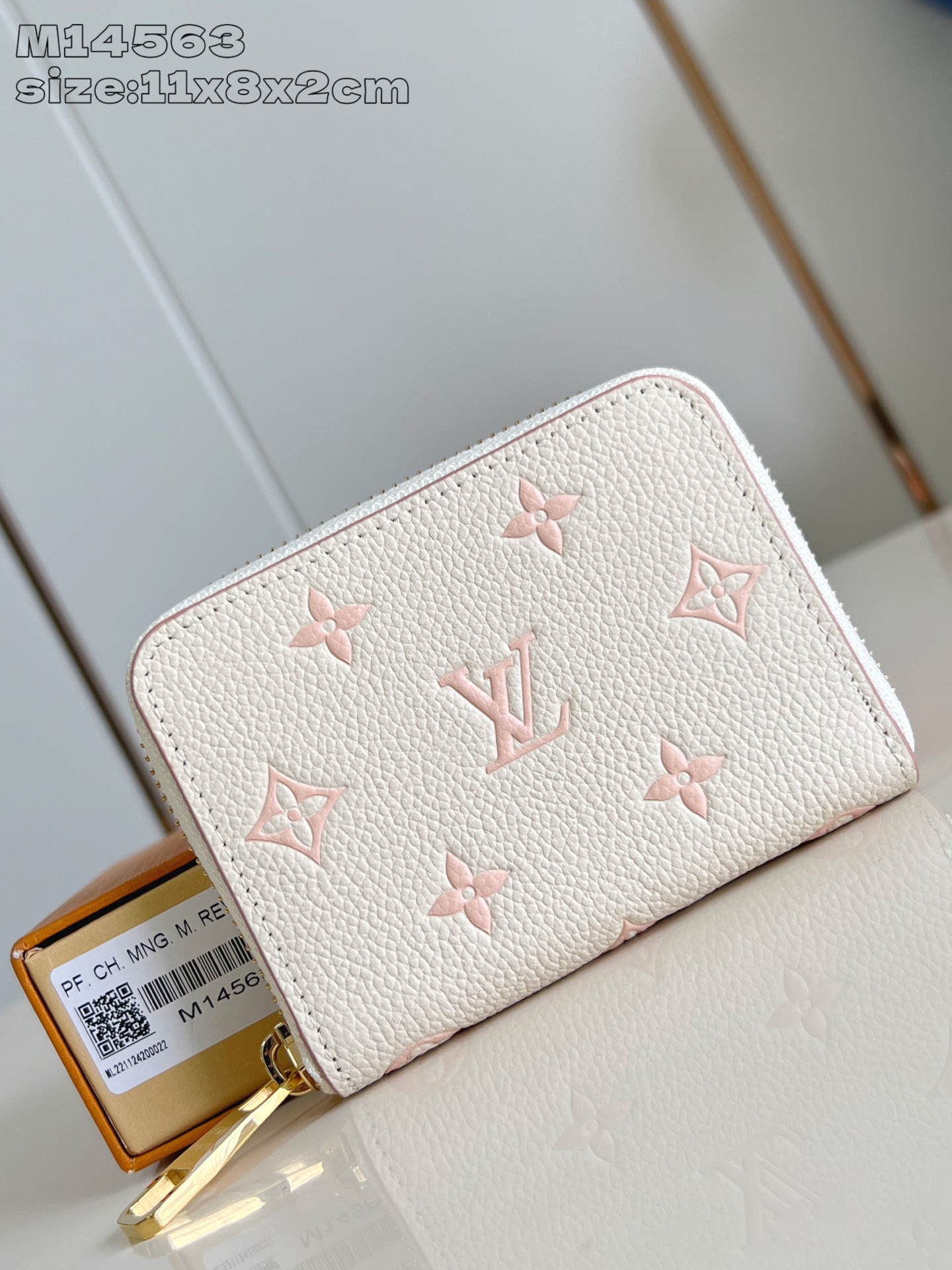 【顶级原单 M14563 】此款 Zippy 拉链零钱包采用标志性的 Monogram 帆布材质，以小巧