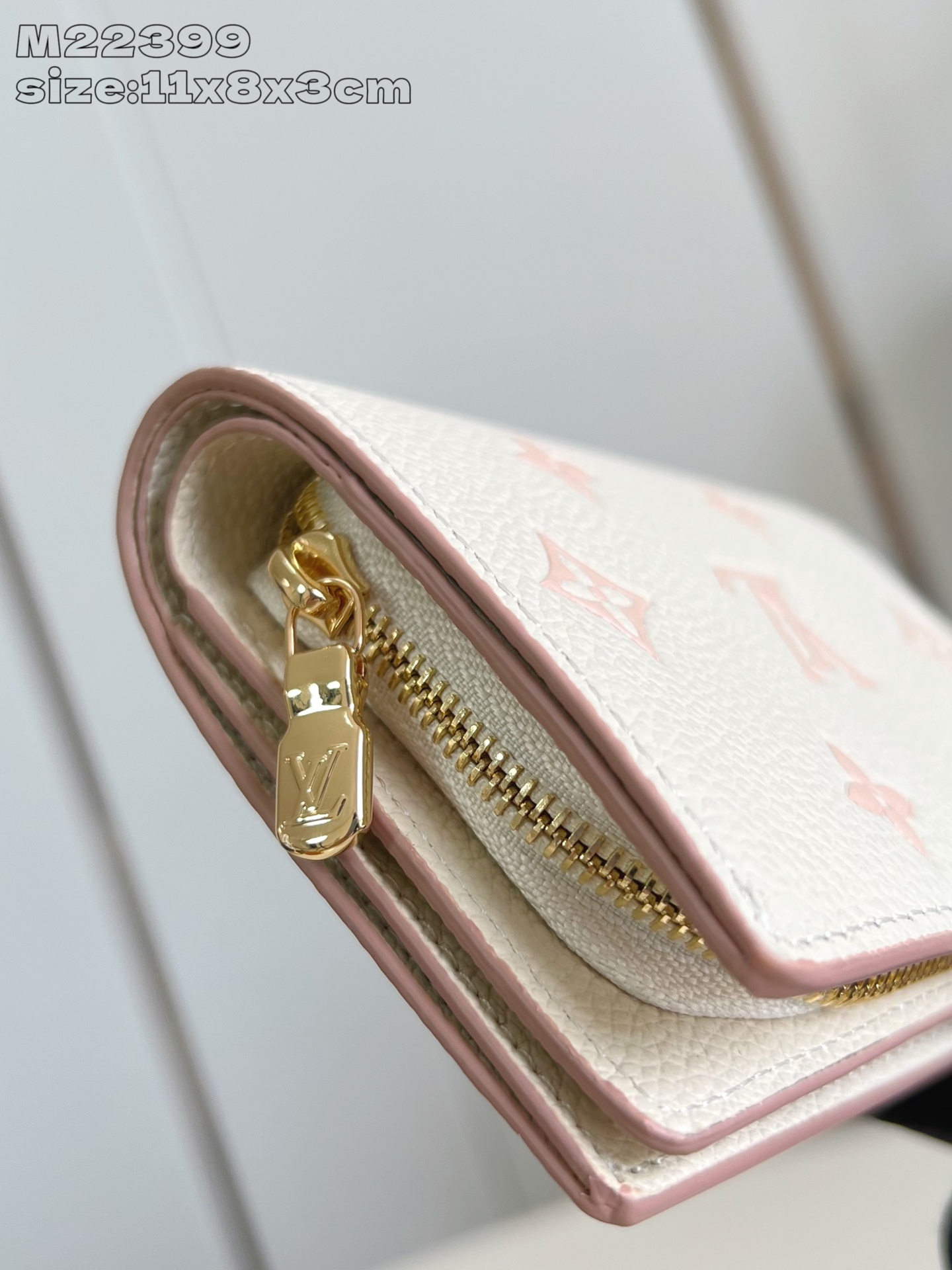 【顶级原单 M22399 】本款 Cléa 钱夹取材 Monogram Empreinte 软粒面皮革，