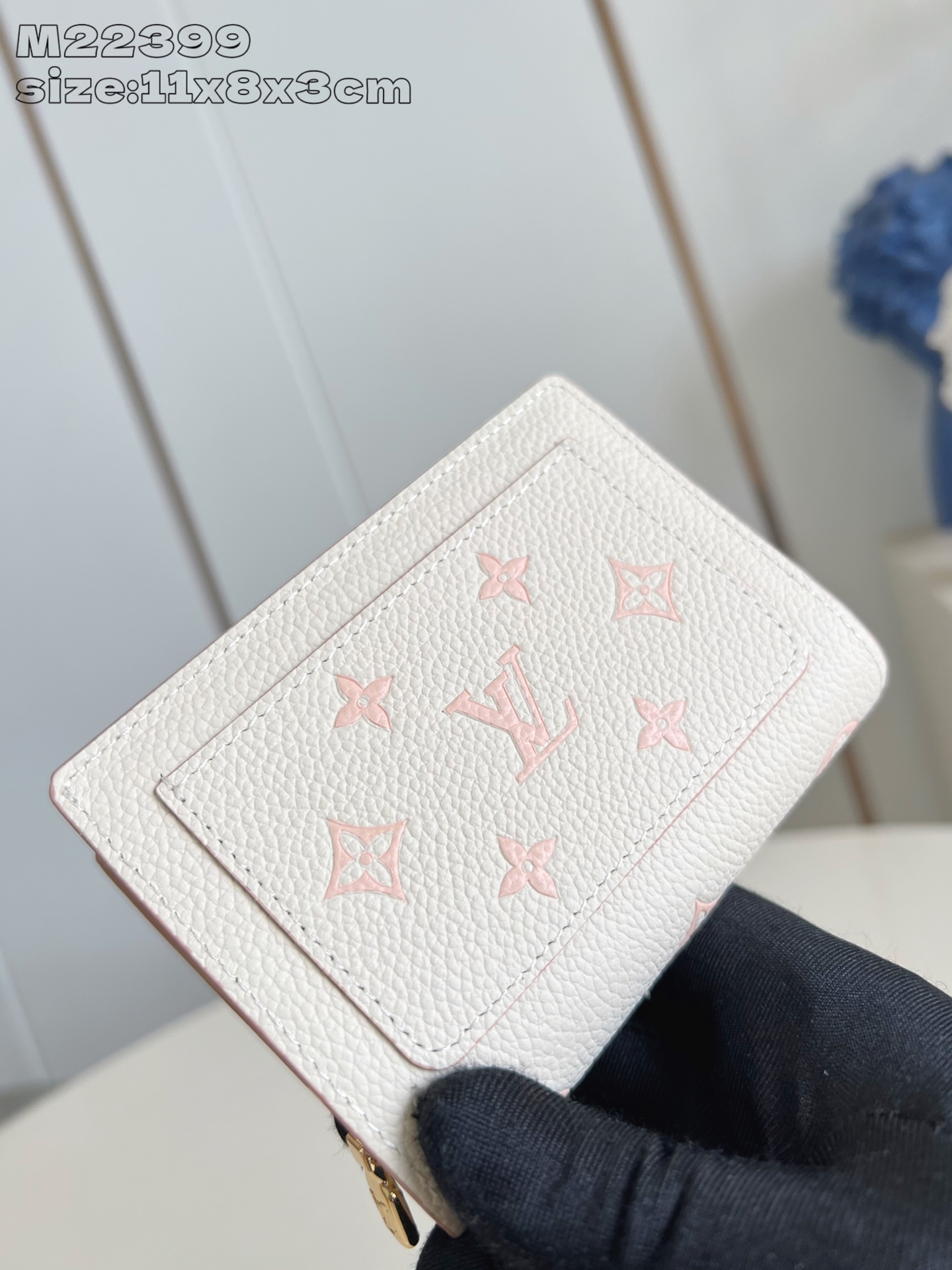 【顶级原单 M22399 】本款 Cléa 钱夹取材 Monogram Empreinte 软粒面皮革，