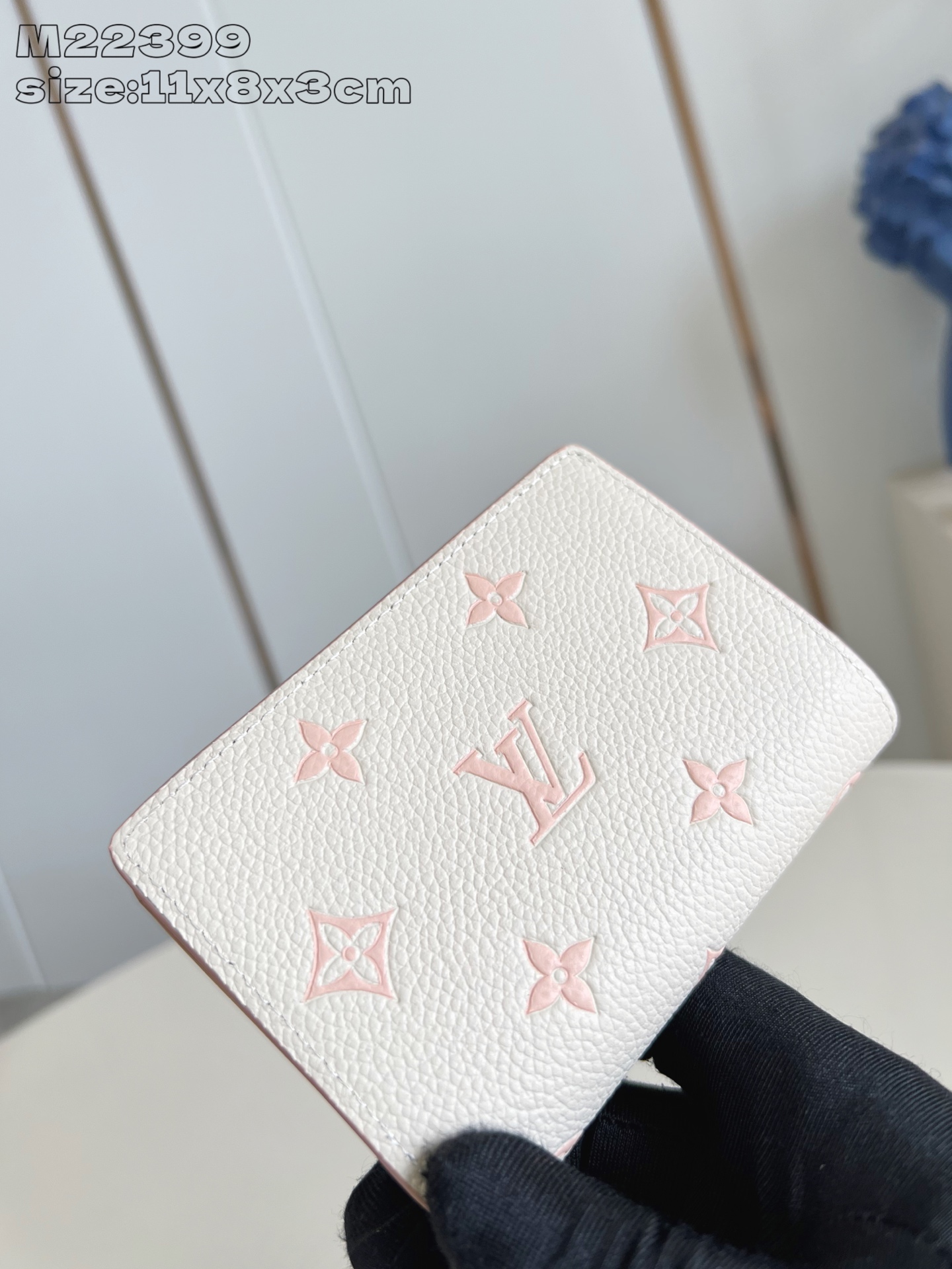 【顶级原单 M22399 】本款 Cléa 钱夹取材 Monogram Empreinte 软粒面皮革，
