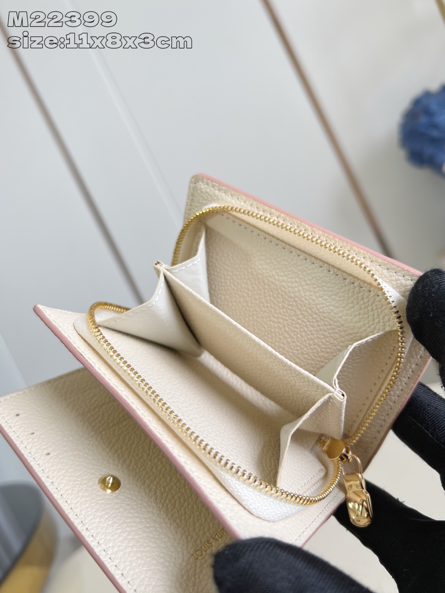【顶级原单 M22399 】本款 Cléa 钱夹取材 Monogram Empreinte 软粒面皮革，