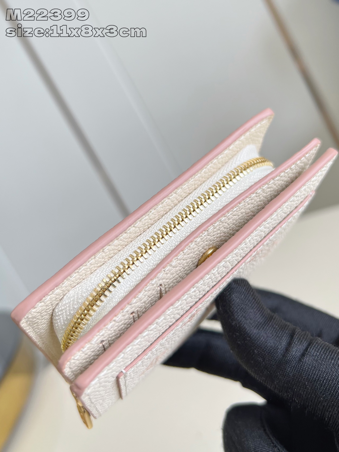 【顶级原单 M22399 】本款 Cléa 钱夹取材 Monogram Empreinte 软粒面皮革，