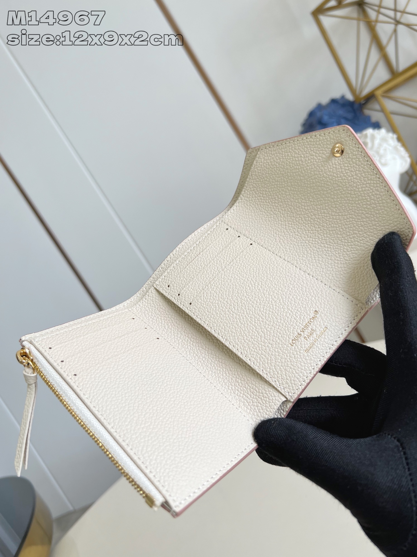 【顶级原单 M14967 】本款 Victorine 钱夹取材 Monogram 帆布，以柔婉格调囊括功