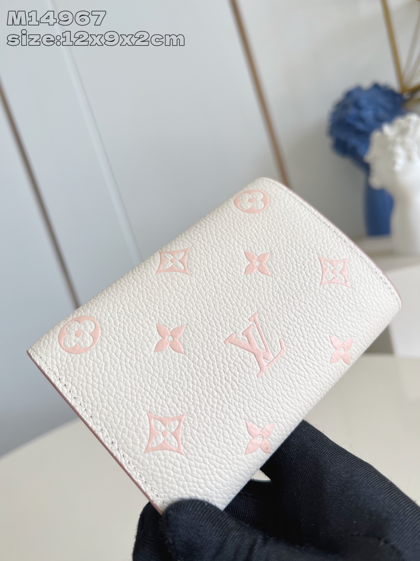 【顶级原单 M14967 】本款 Victorine 钱夹取材 Monogram 帆布，以柔婉格调囊括功
