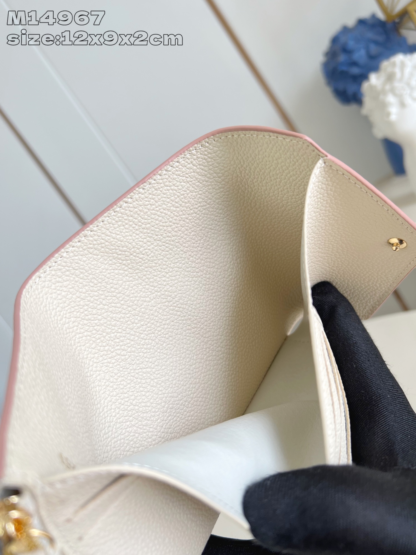 【顶级原单 M14967 】本款 Victorine 钱夹取材 Monogram 帆布，以柔婉格调囊括功